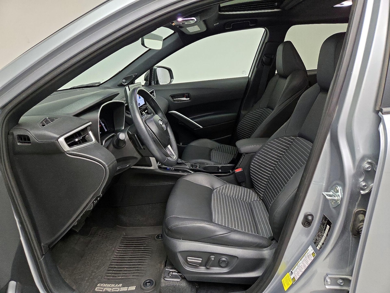 2025 Toyota Corolla Cross XSE - Photo 12