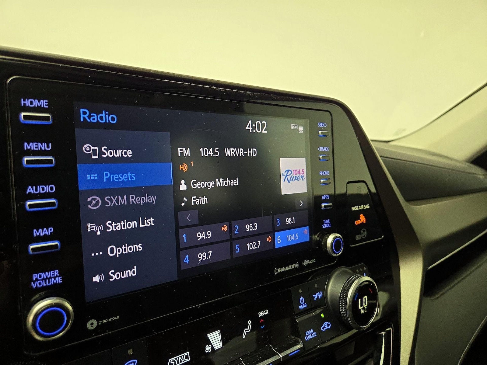 2020 Toyota Highlander XLE - Photo 16
