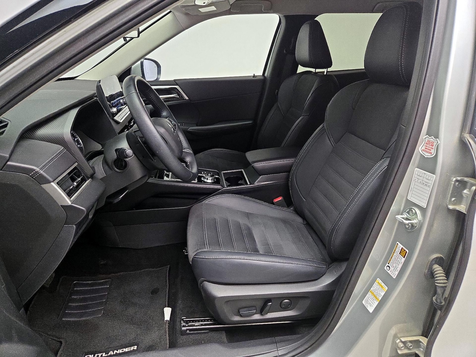 2024 Mitsubishi Outlander SE - Photo 12