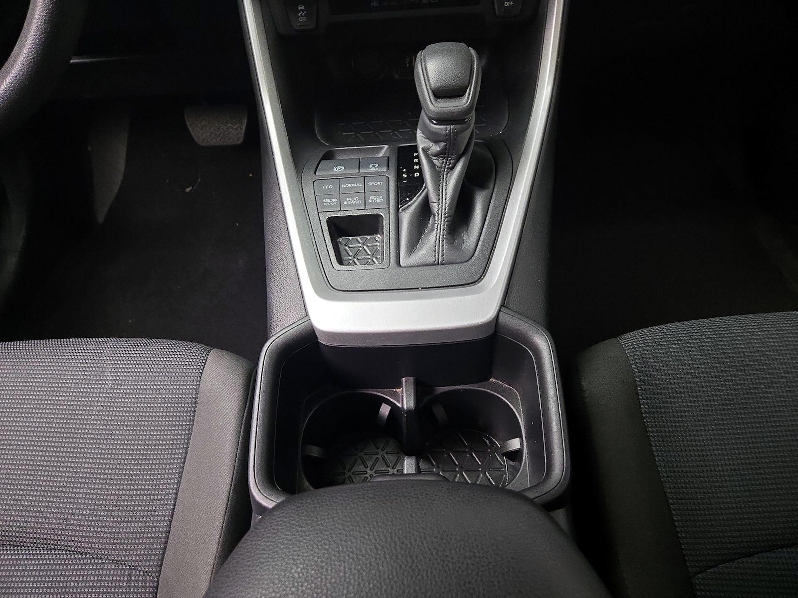 2025 Toyota RAV4 LE - Photo 18