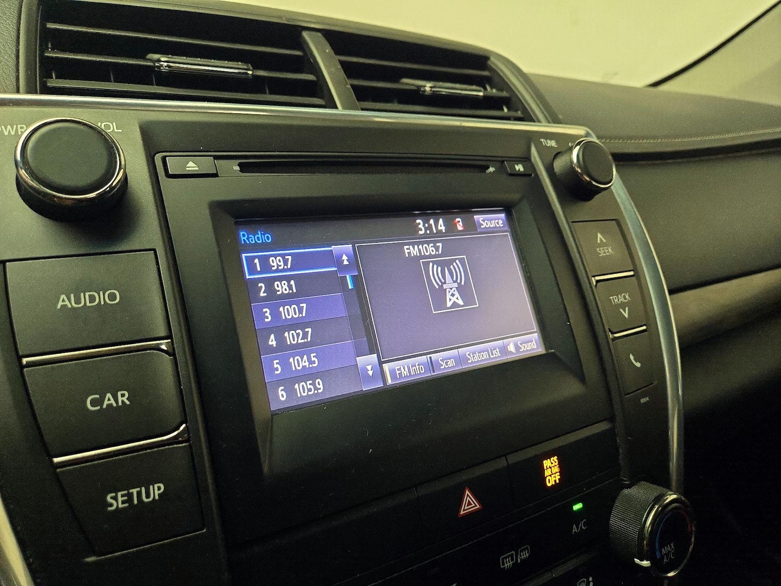 2017 Toyota Camry LE - Photo 16
