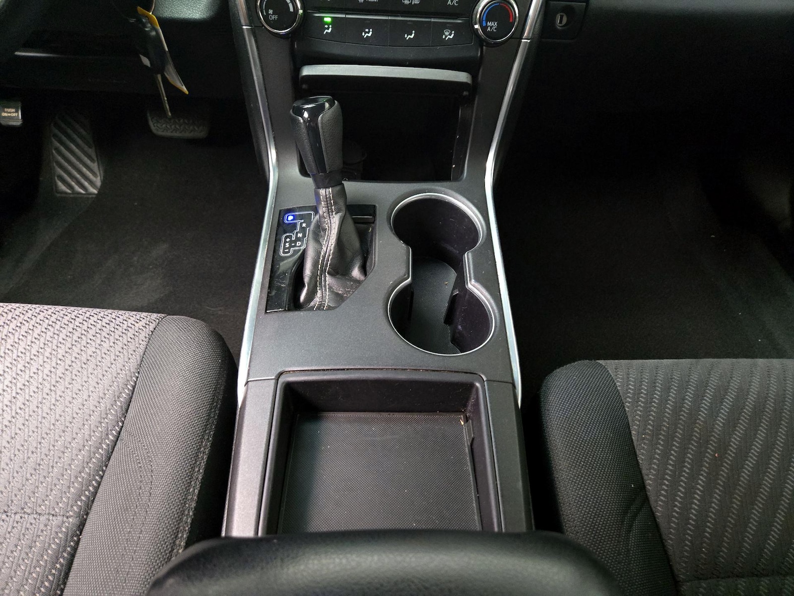 2017 Toyota Camry LE - Photo 18