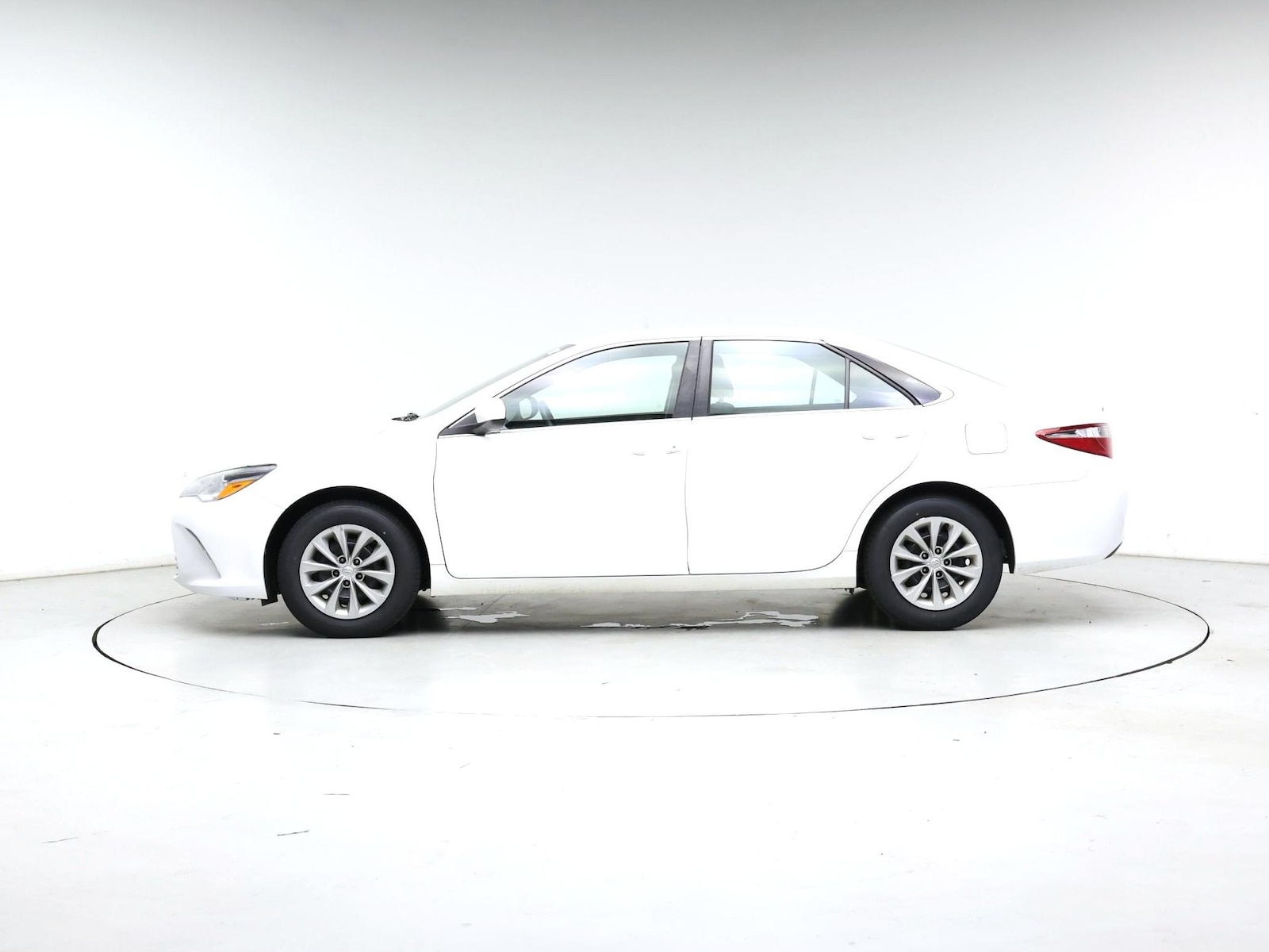 2017 Toyota Camry LE - Photo 4