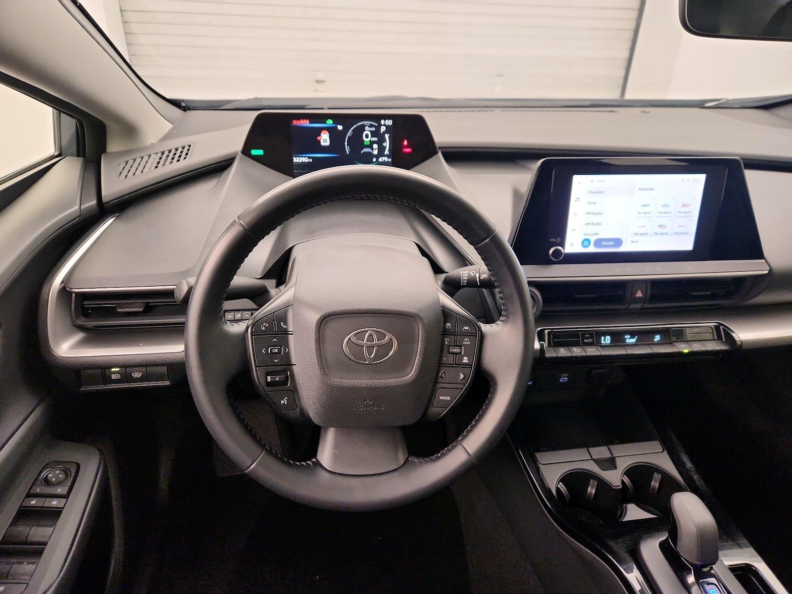 2025 Toyota Prius LE - Photo 11