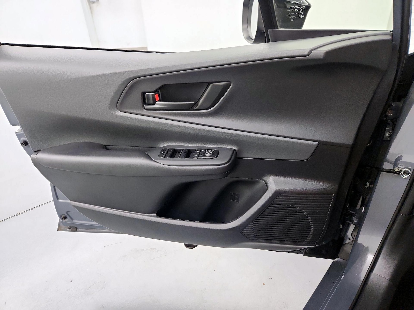 2025 Toyota Prius LE - Photo 13