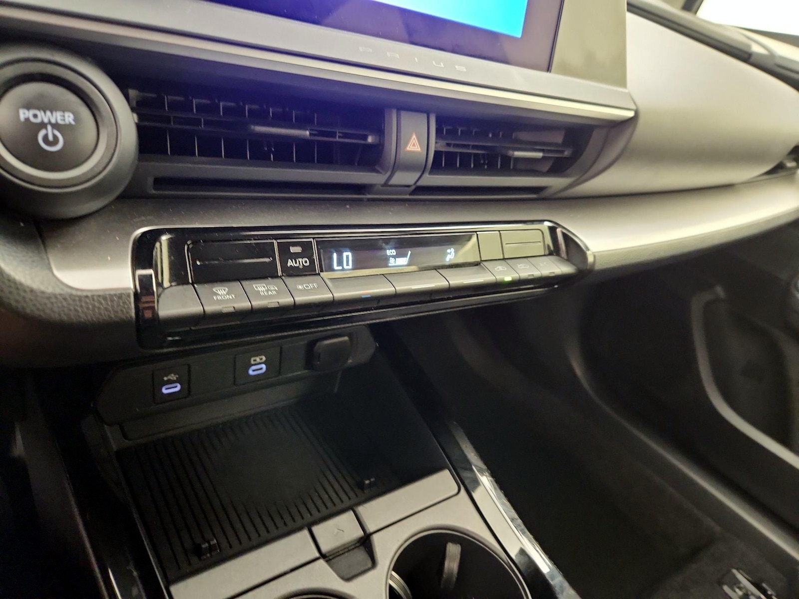 2025 Toyota Prius LE - Photo 17