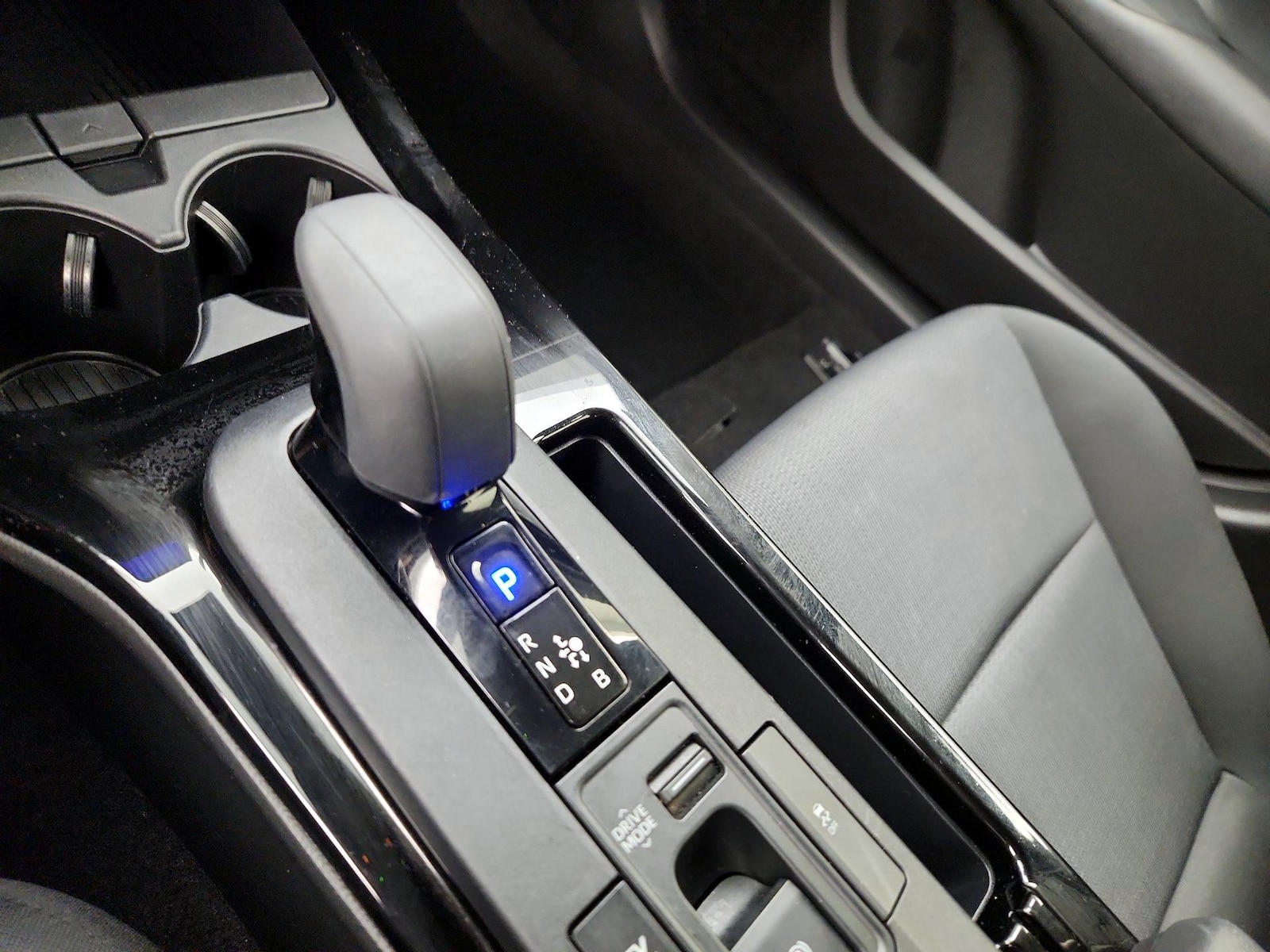 2025 Toyota Prius LE - Photo 18