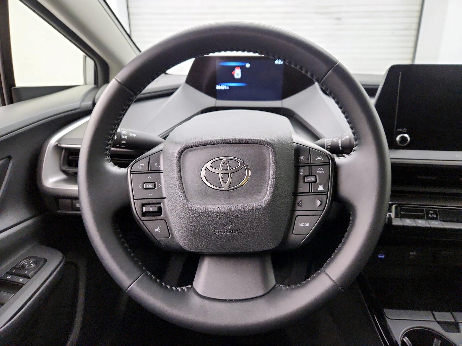 2025 Toyota Prius LE - Photo 11