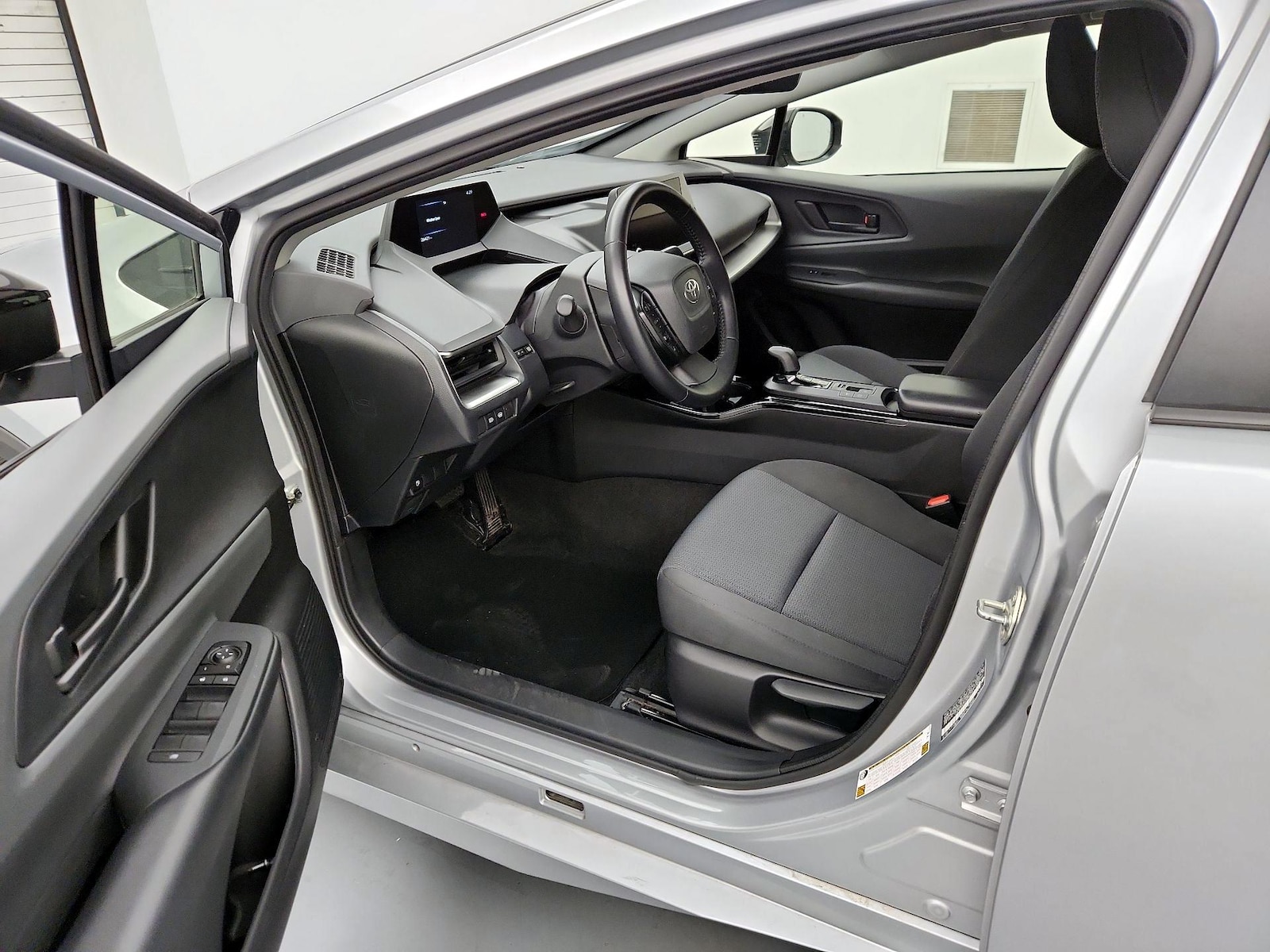2025 Toyota Prius LE - Photo 12