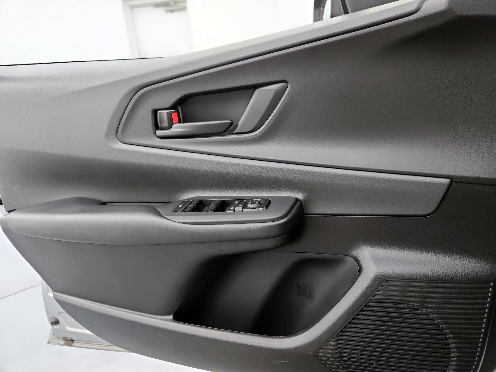 2025 Toyota Prius LE - Photo 13