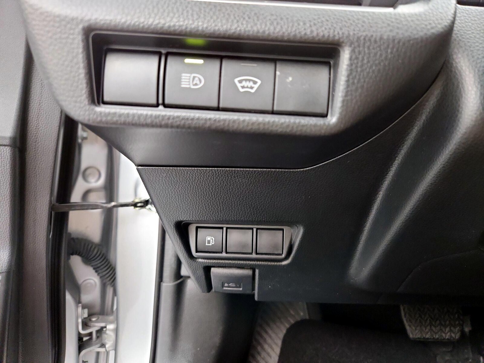 2025 Toyota Prius LE - Photo 14