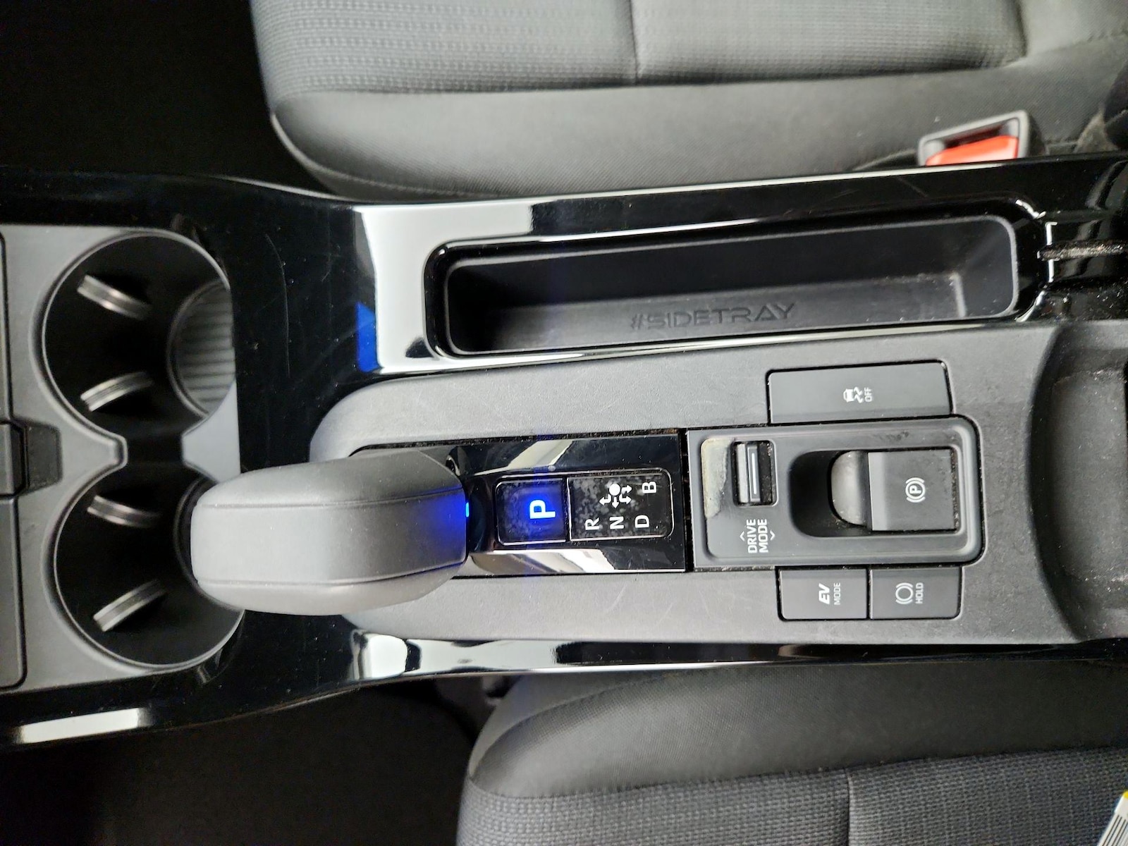 2025 Toyota Prius LE - Photo 18