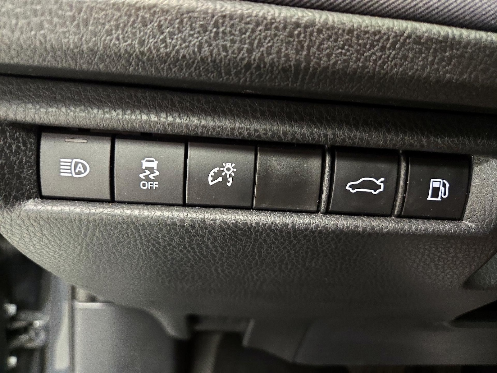 2026 Toyota Camry LE - Photo 14