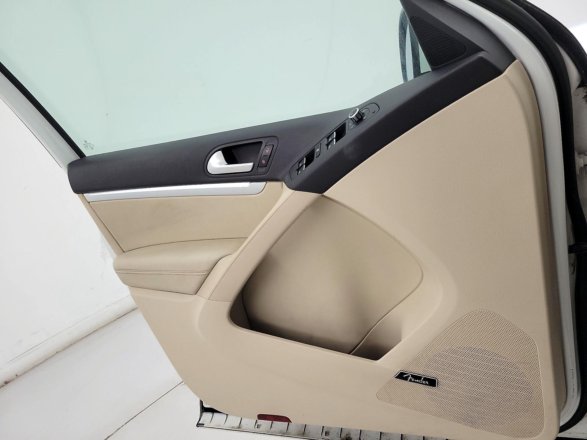 Thumbnail: 2015 Volkswagen Tiguan - 12