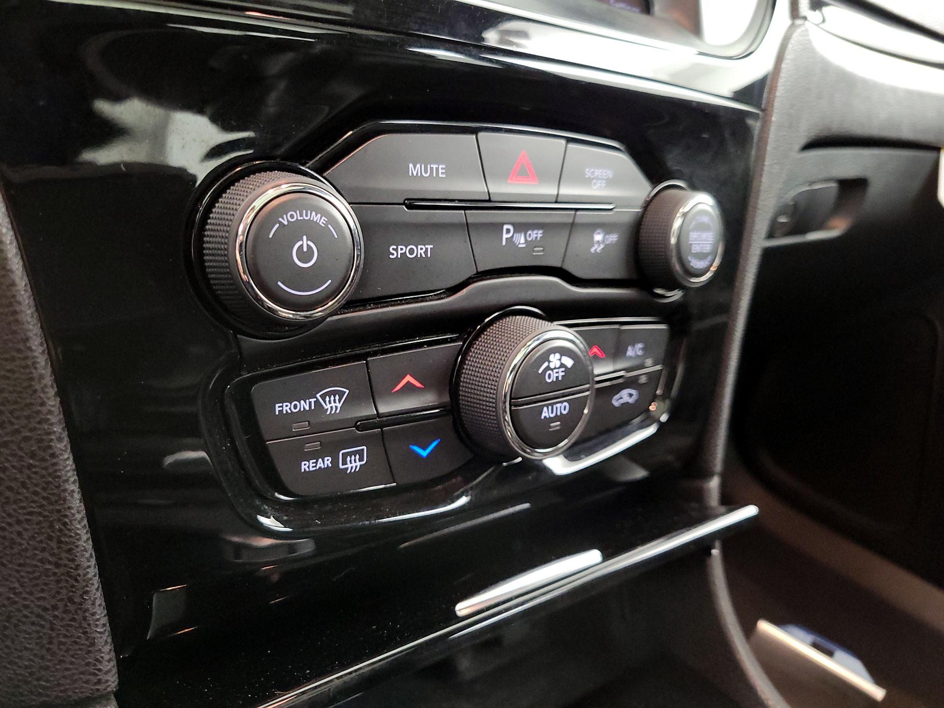 Thumbnail: 2022 Chrysler 300 - 17