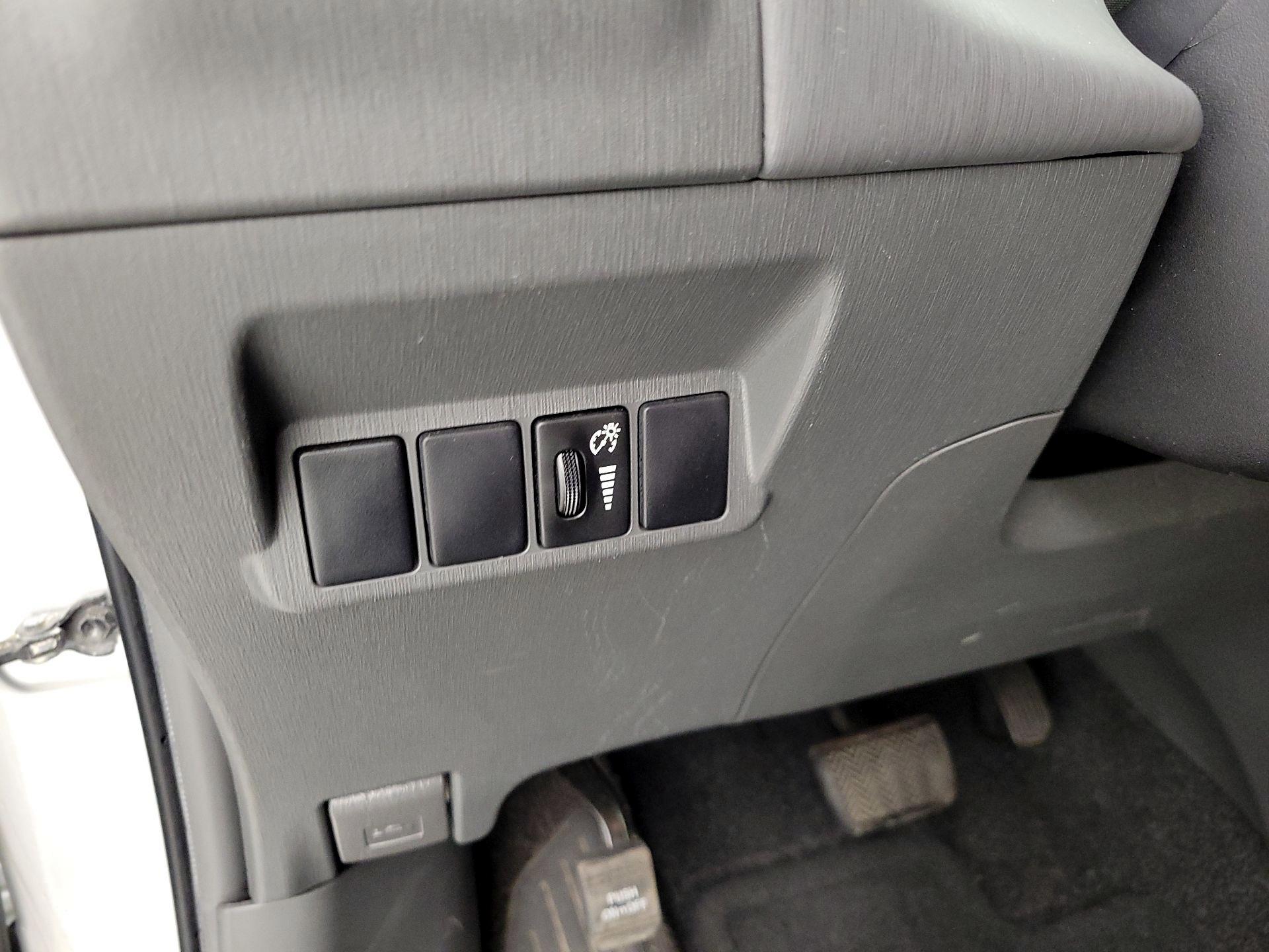 Thumbnail: 2014 Toyota Prius v - 13