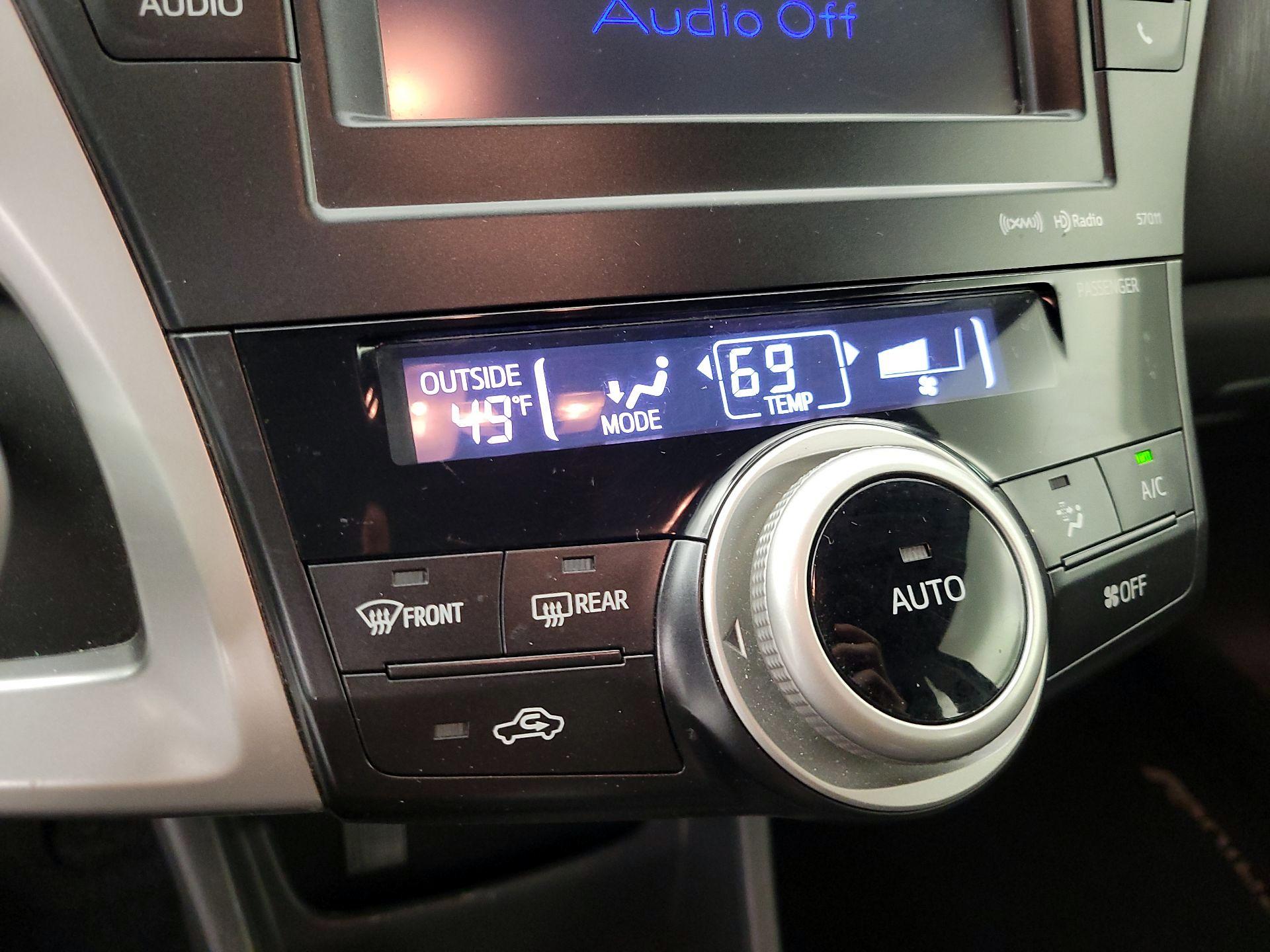 Thumbnail: 2014 Toyota Prius v - 16