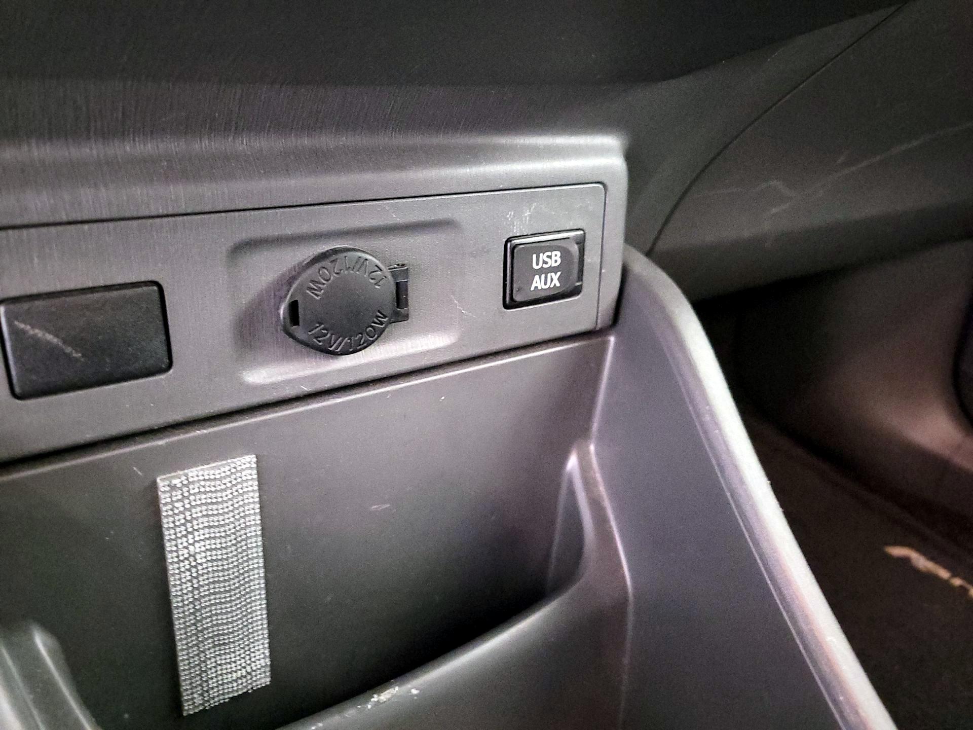 Thumbnail: 2014 Toyota Prius v - 18