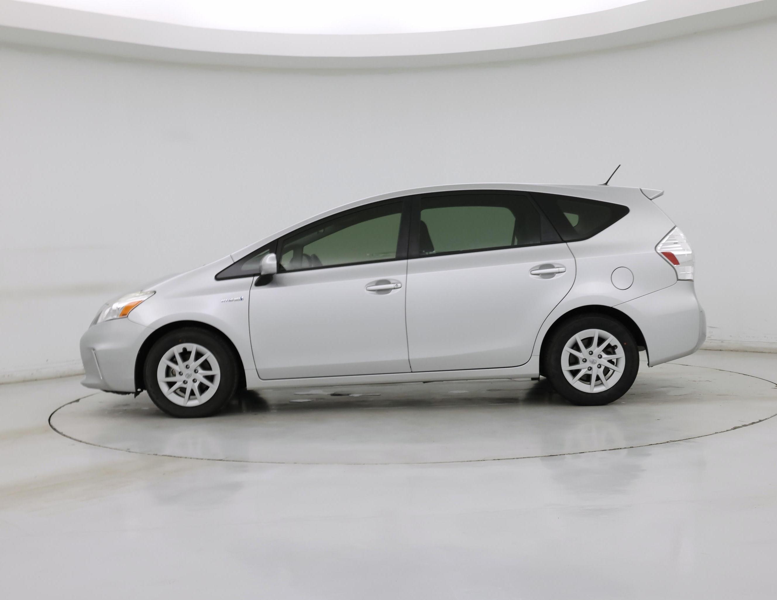 Thumbnail: 2014 Toyota Prius v - 3