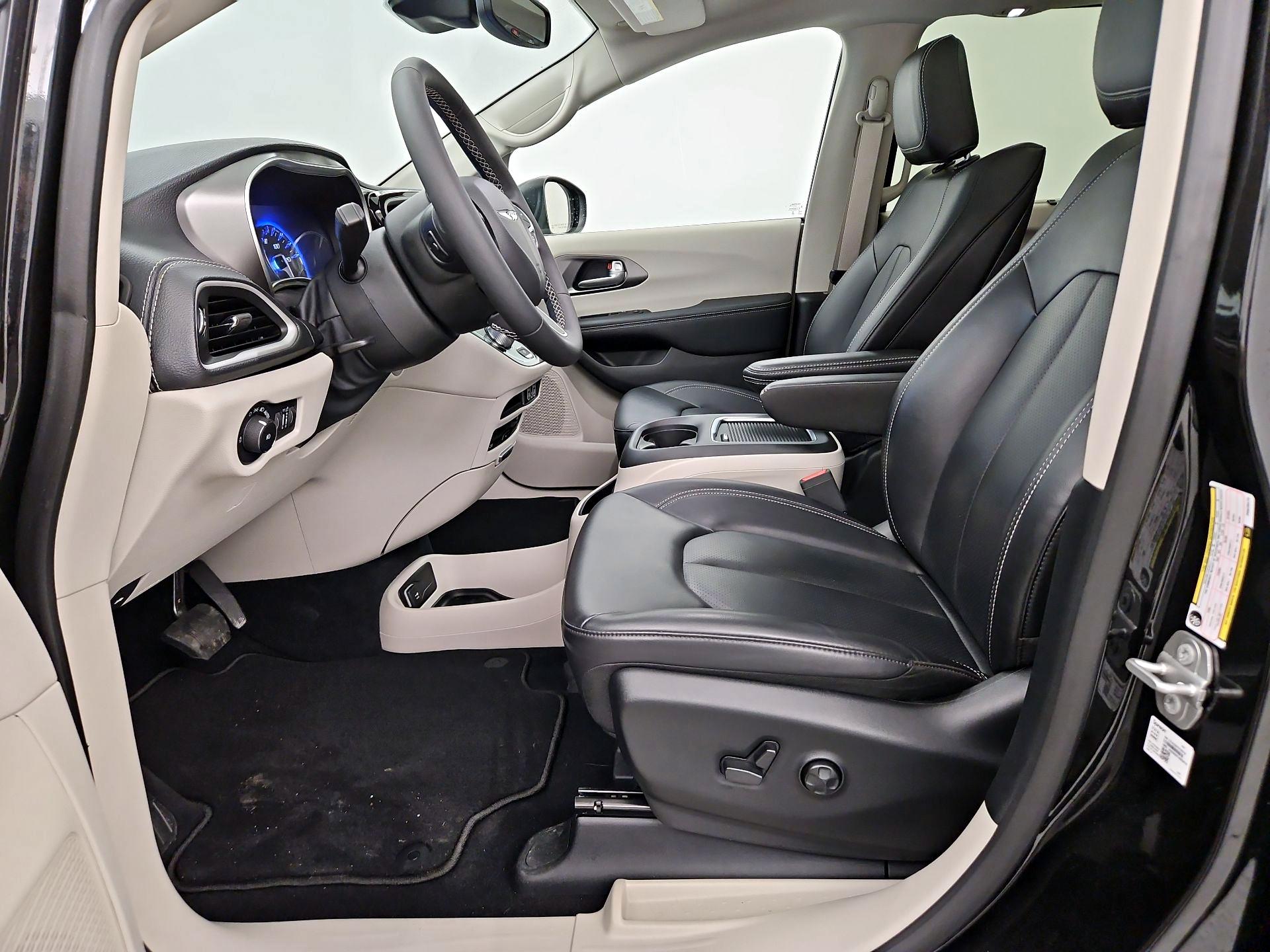 Thumbnail: 2023 Chrysler Pacifica - 11