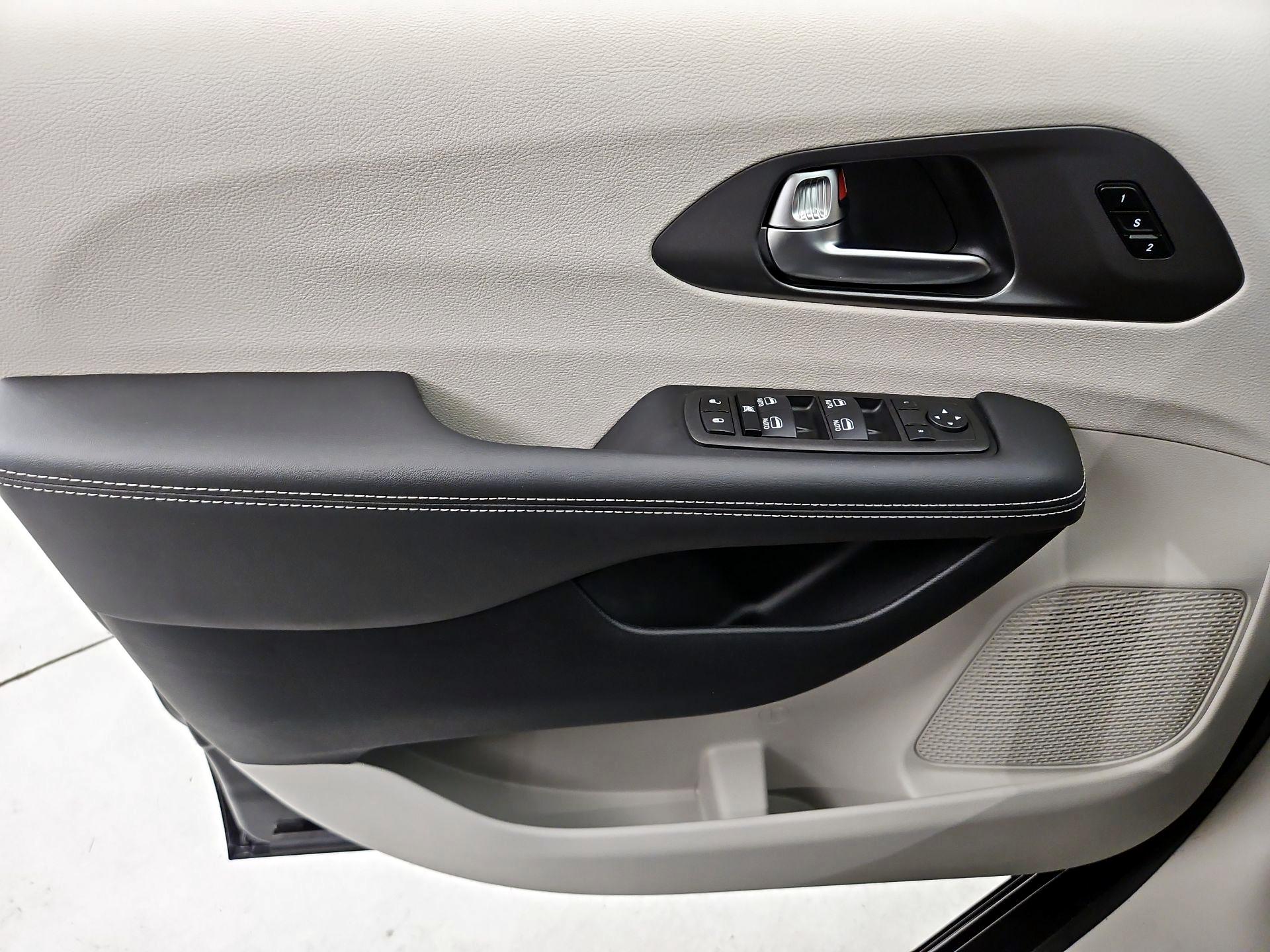 Thumbnail: 2023 Chrysler Pacifica - 12