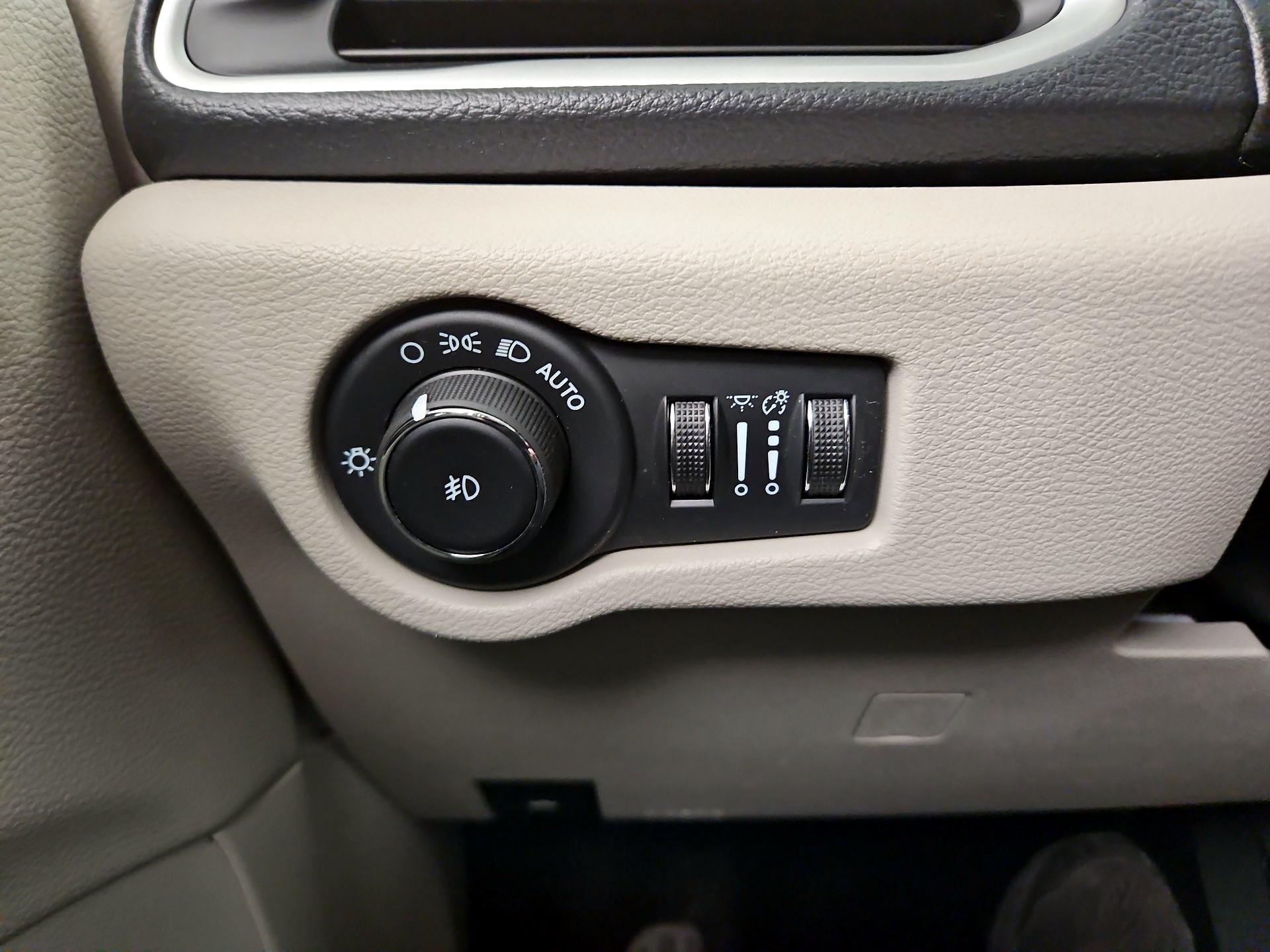 Thumbnail: 2023 Chrysler Pacifica - 13