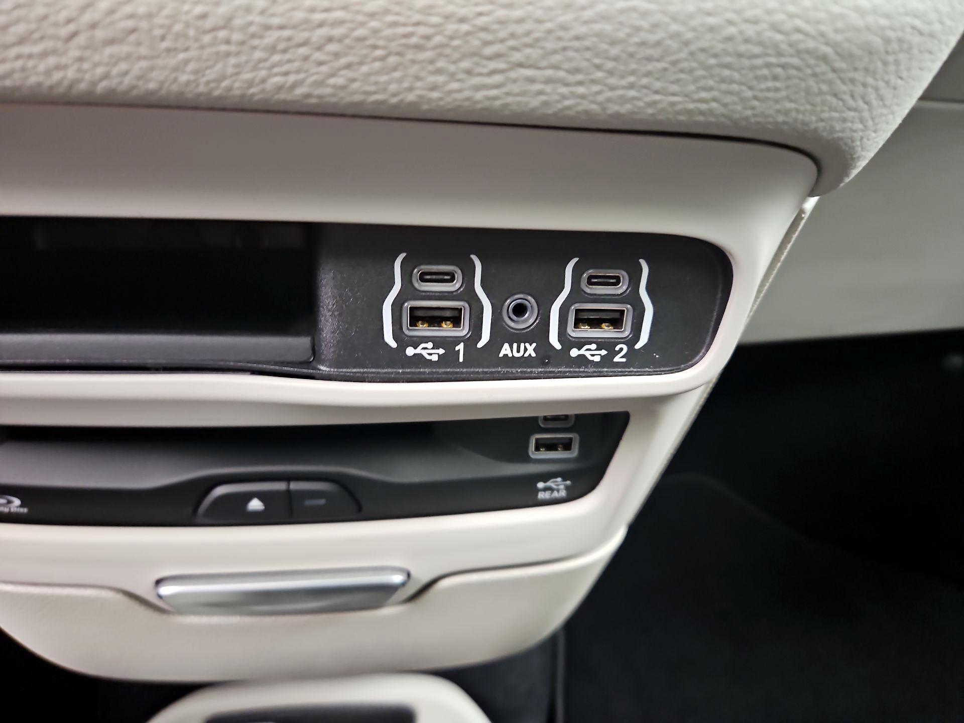 Thumbnail: 2023 Chrysler Pacifica - 19