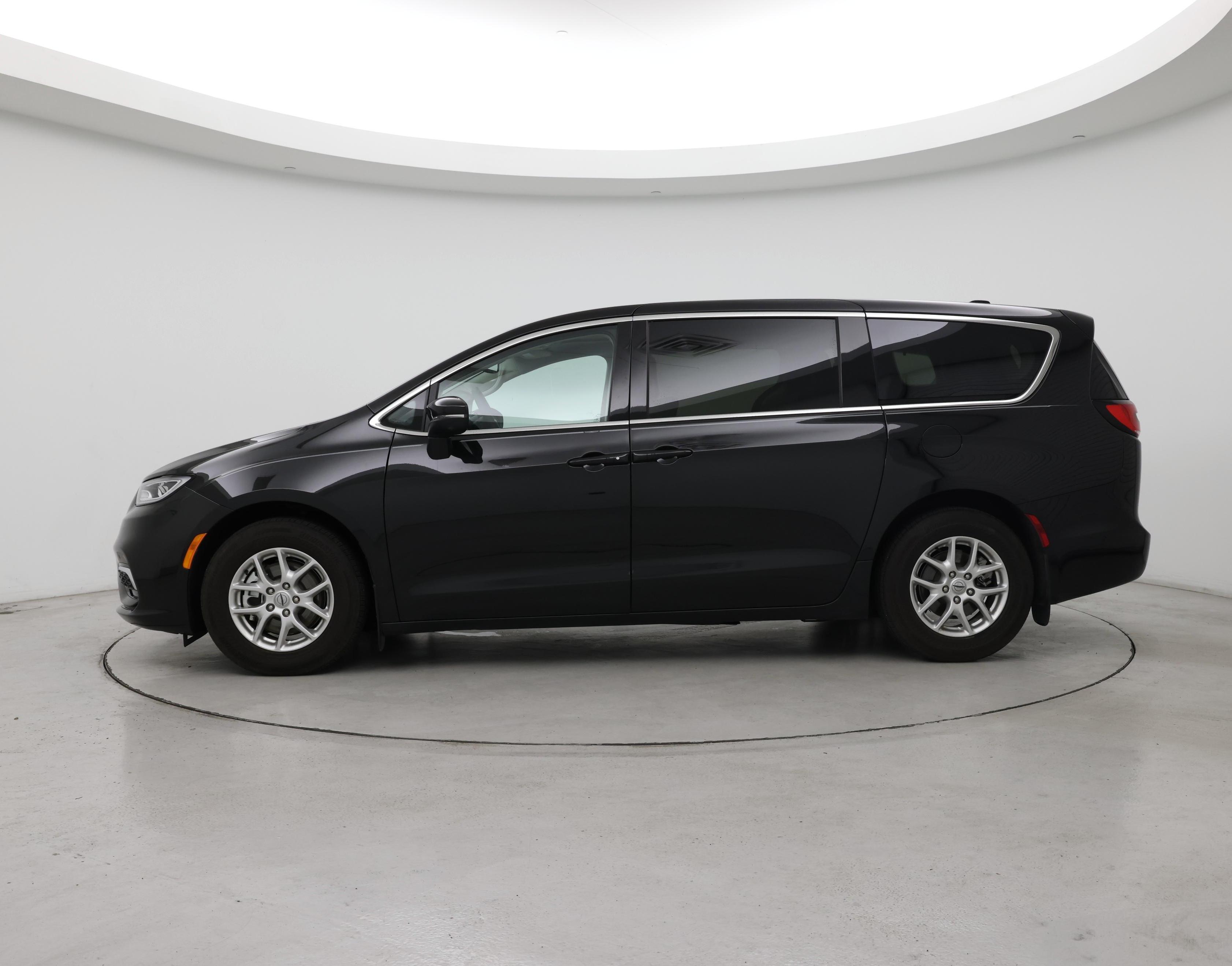 Thumbnail: 2023 Chrysler Pacifica - 3