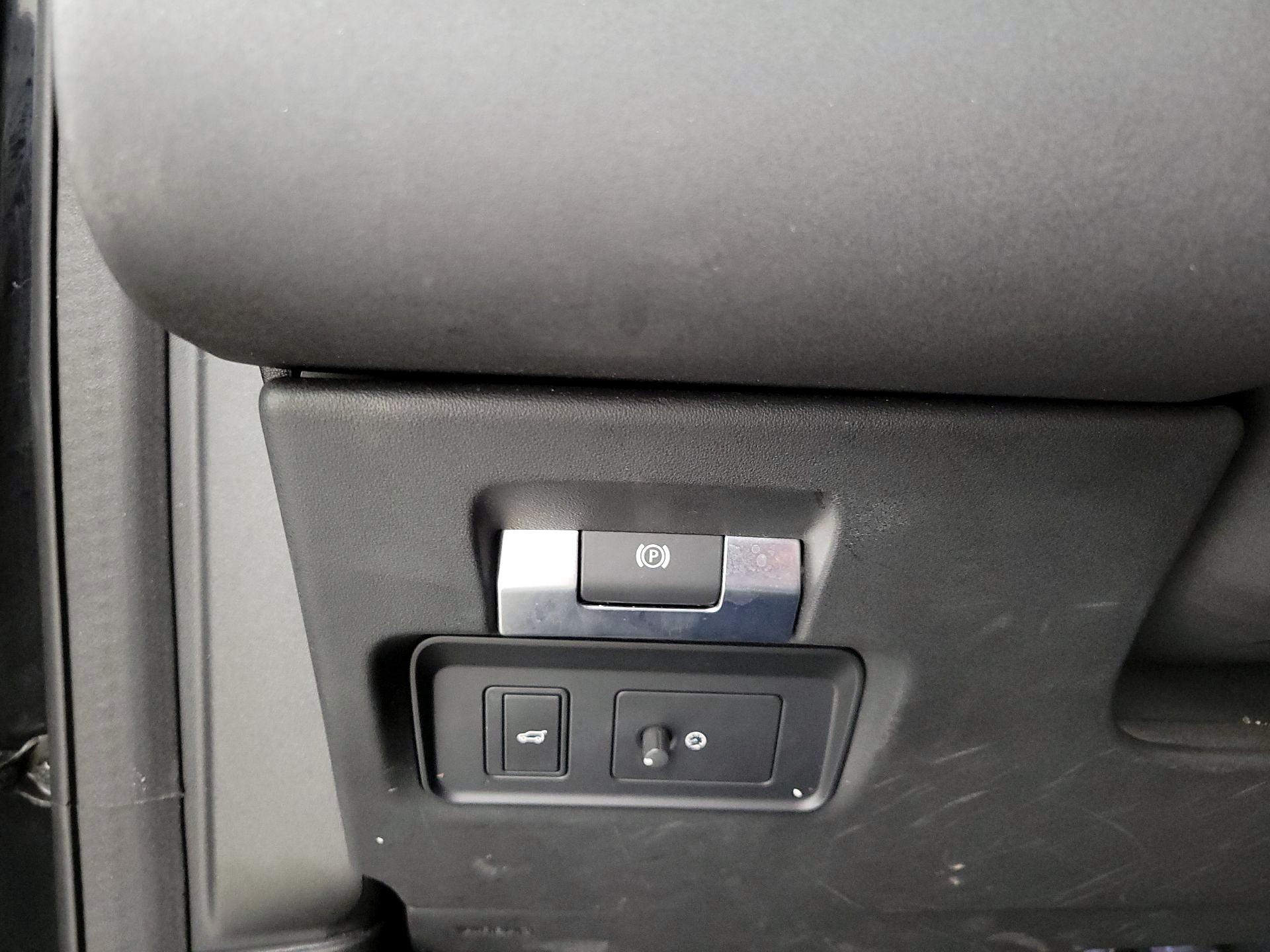 Thumbnail: 2023 Land Rover Discovery Sport - 13