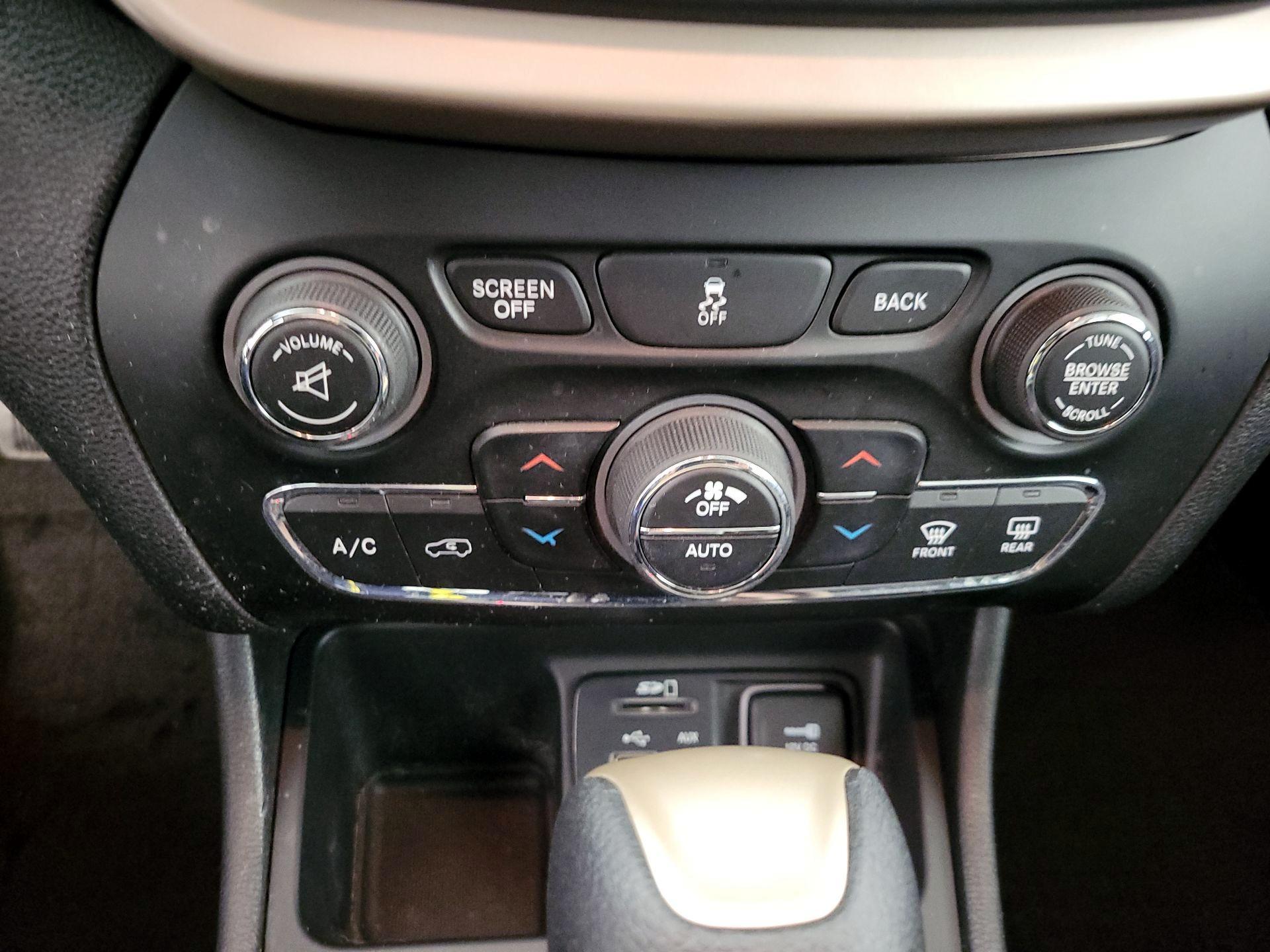 Thumbnail: 2014 Jeep Cherokee - 16