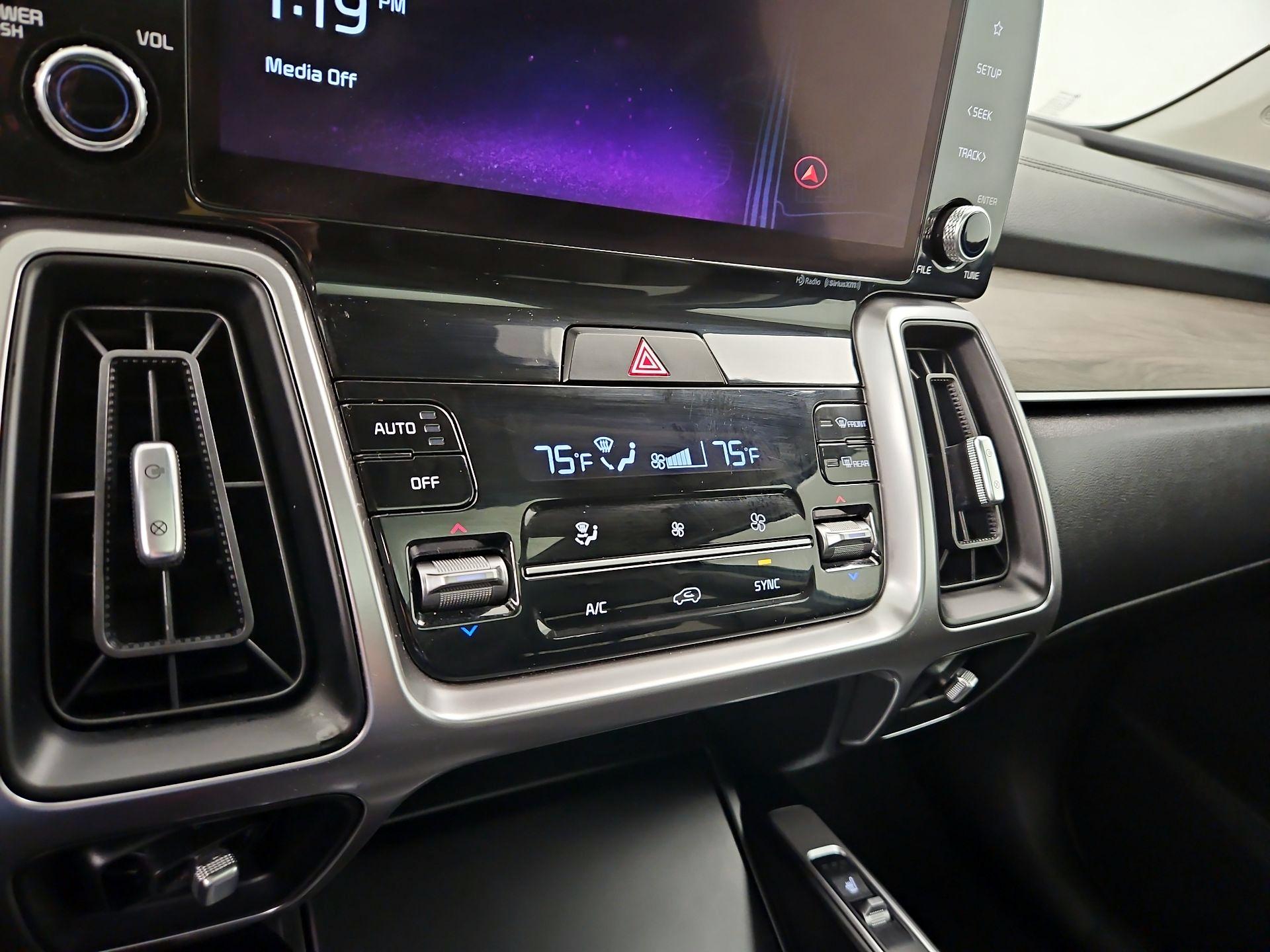 Thumbnail: 2023 Kia Sorento - 17