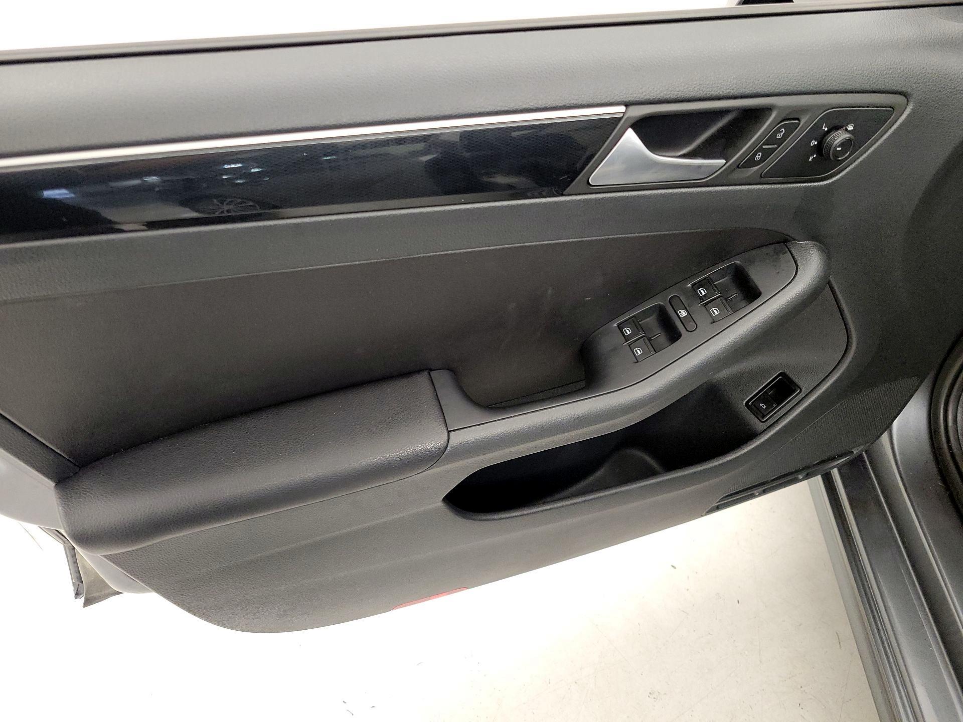 Thumbnail: 2015 Volkswagen Jetta - 12