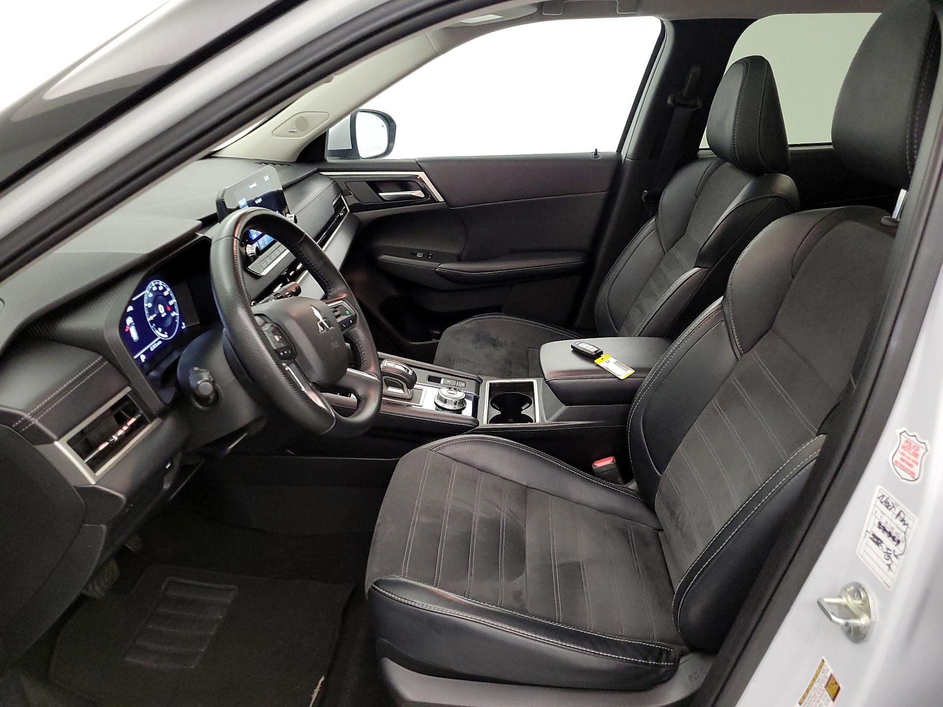 Thumbnail: 2024 Mitsubishi Outlander - 11