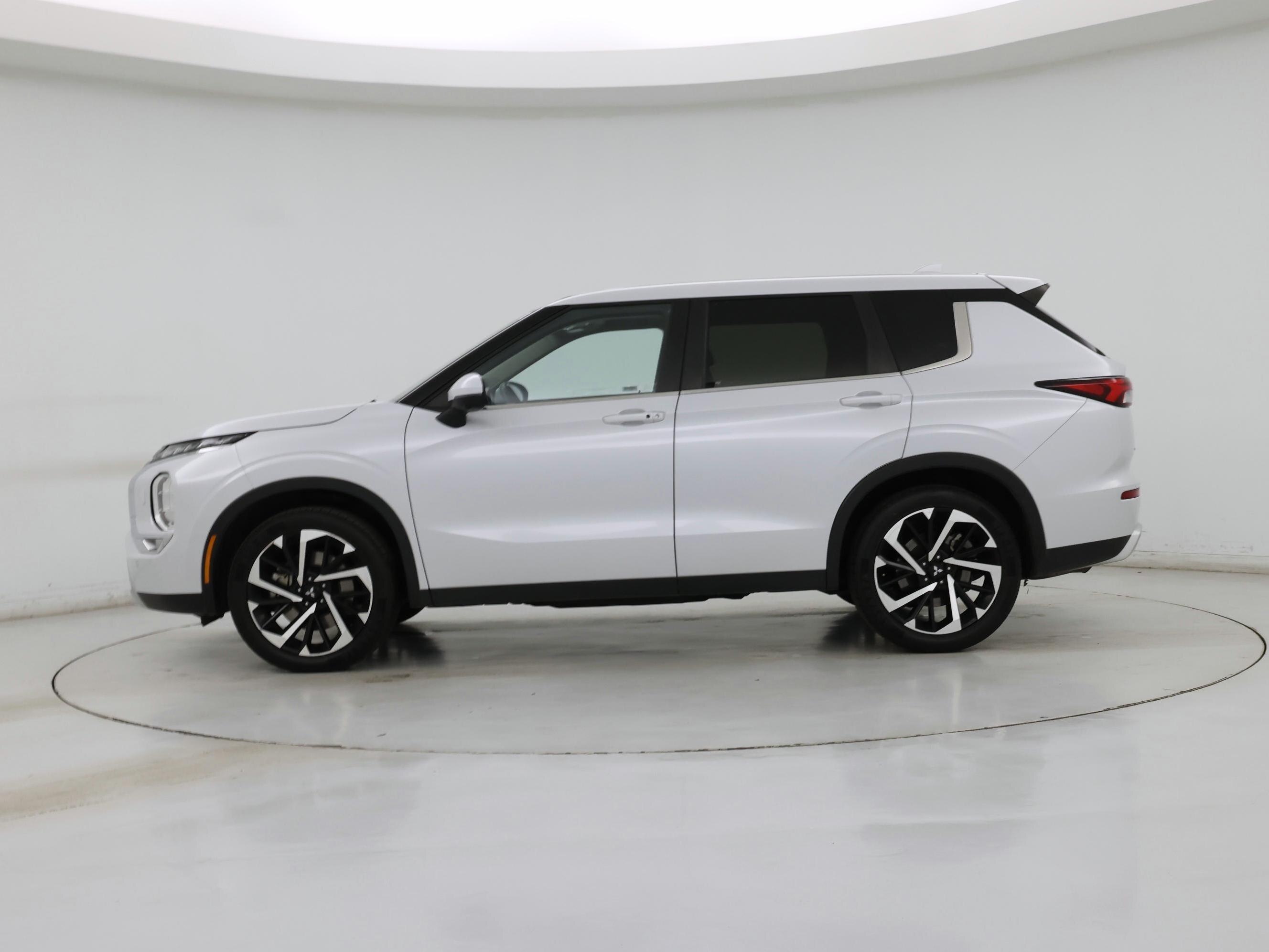 Thumbnail: 2024 Mitsubishi Outlander - 3