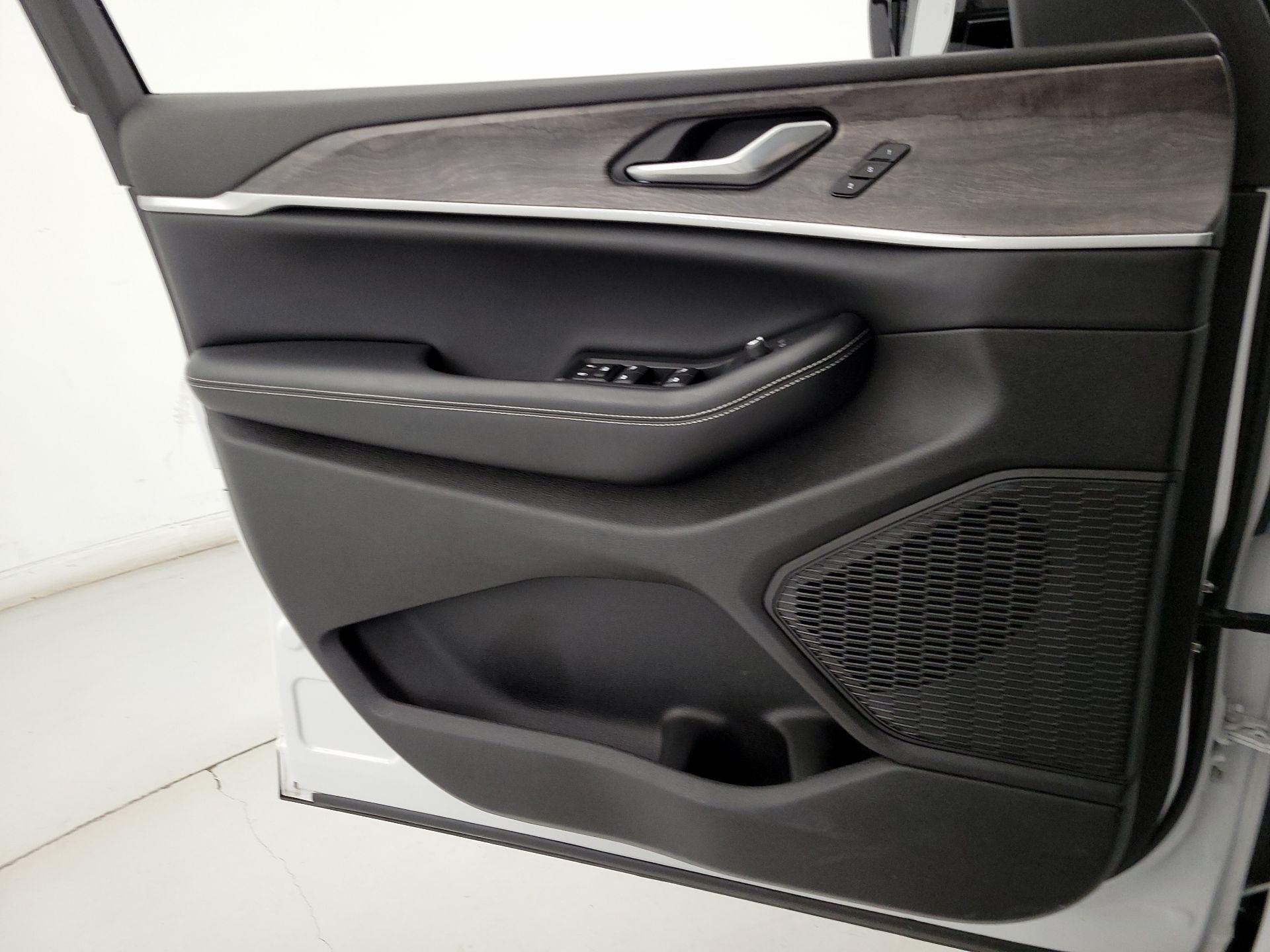 Thumbnail: 2024 Jeep Grand Cherokee - 12