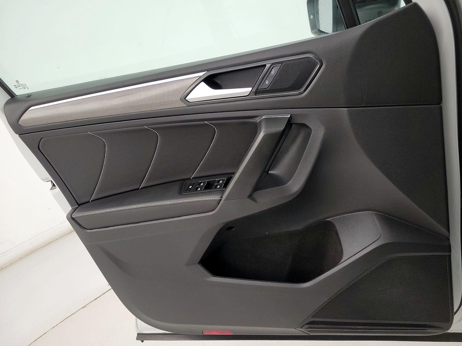 Thumbnail: 2023 Volkswagen Tiguan - 12