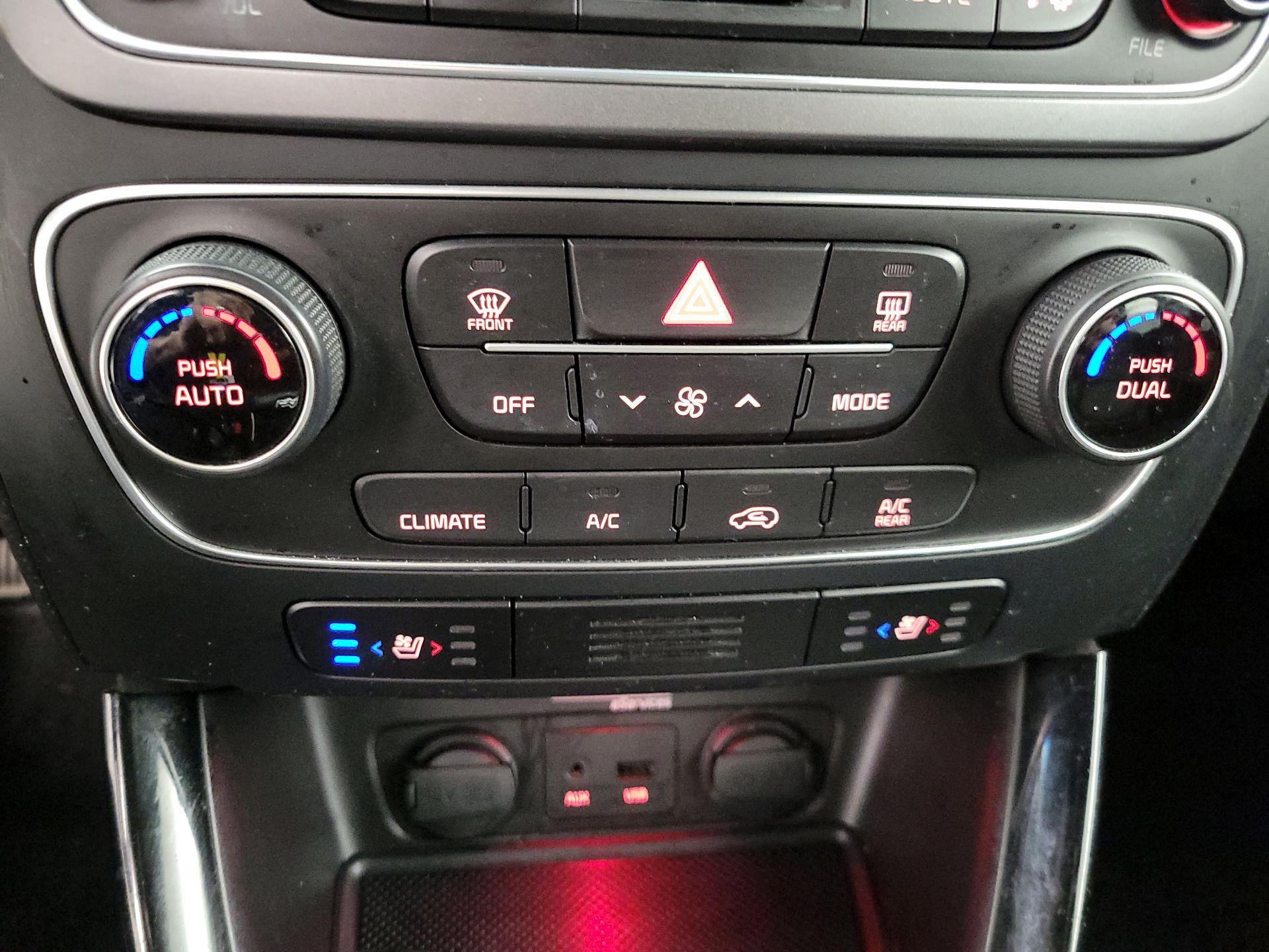 Thumbnail: 2015 Kia Sorento - 16
