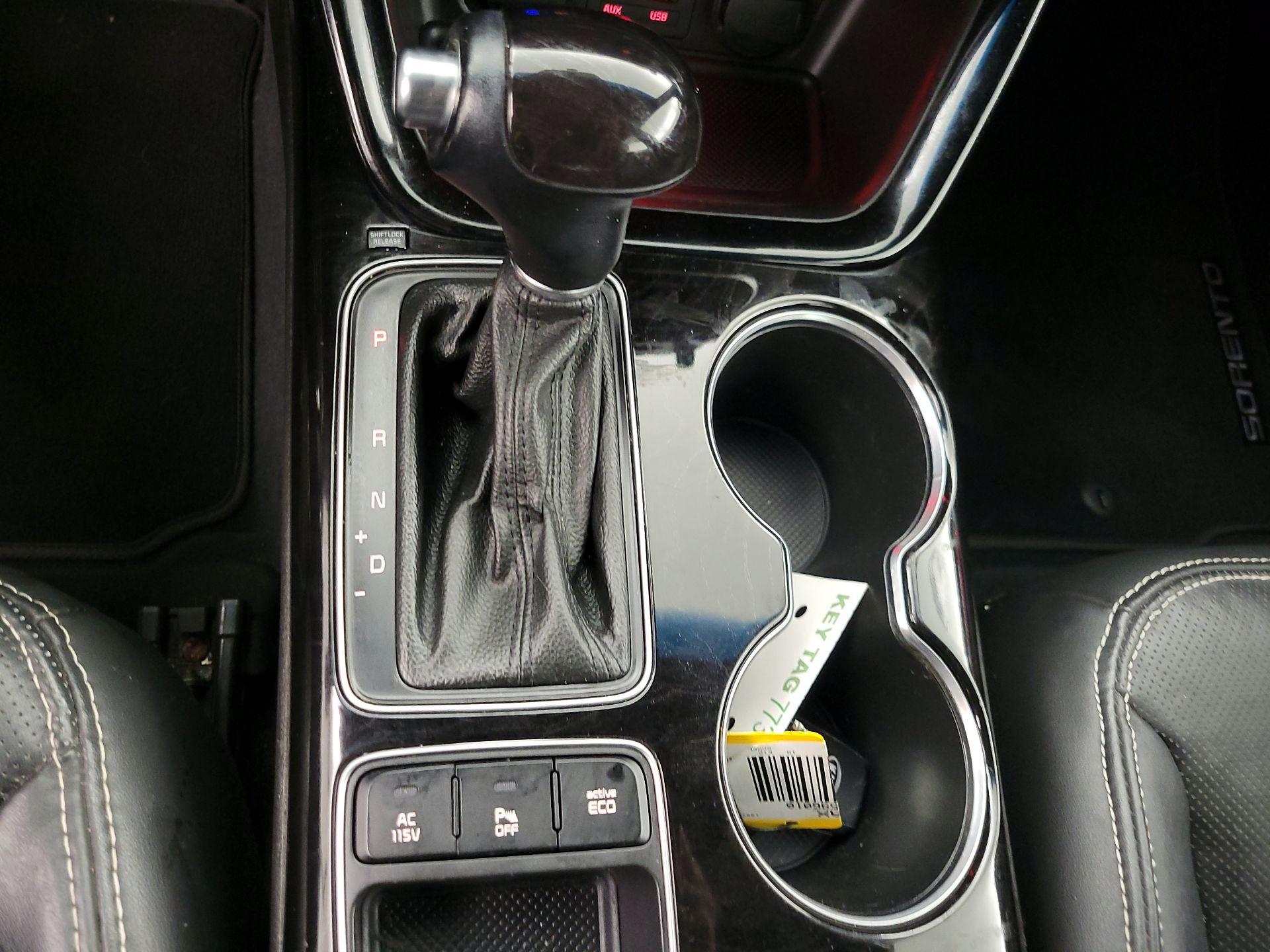 Thumbnail: 2015 Kia Sorento - 17