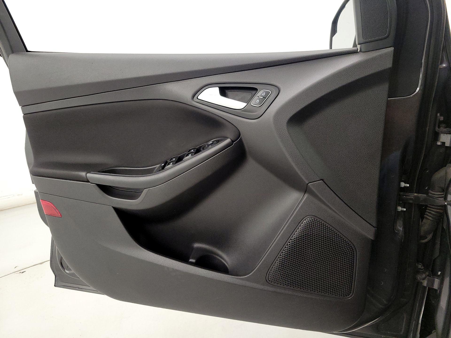 Thumbnail: 2015 Ford Focus - 12