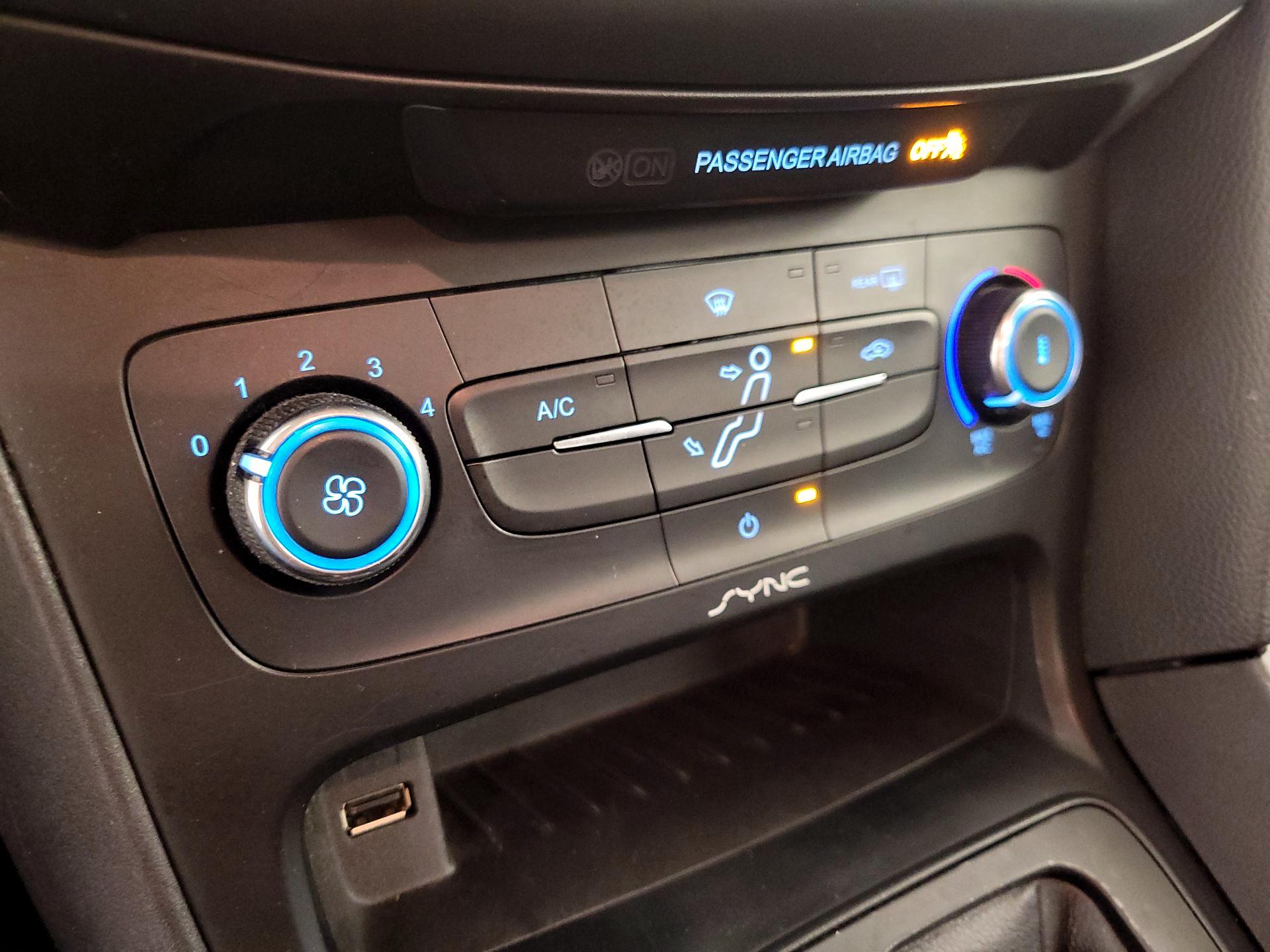 Thumbnail: 2015 Ford Focus - 16