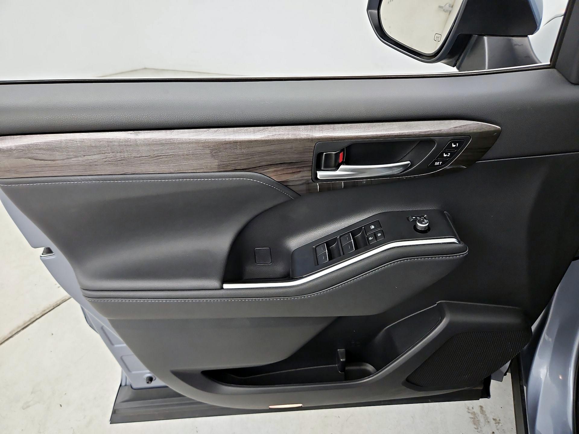 Thumbnail: 2023 Toyota Highlander - 12