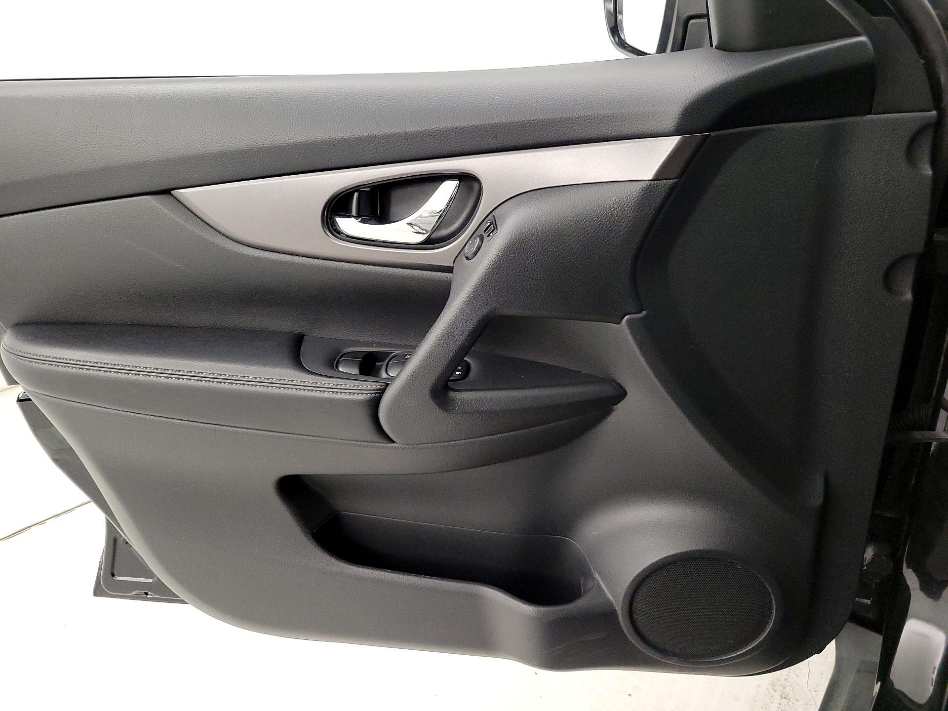 Thumbnail: 2016 Nissan Rogue - 12
