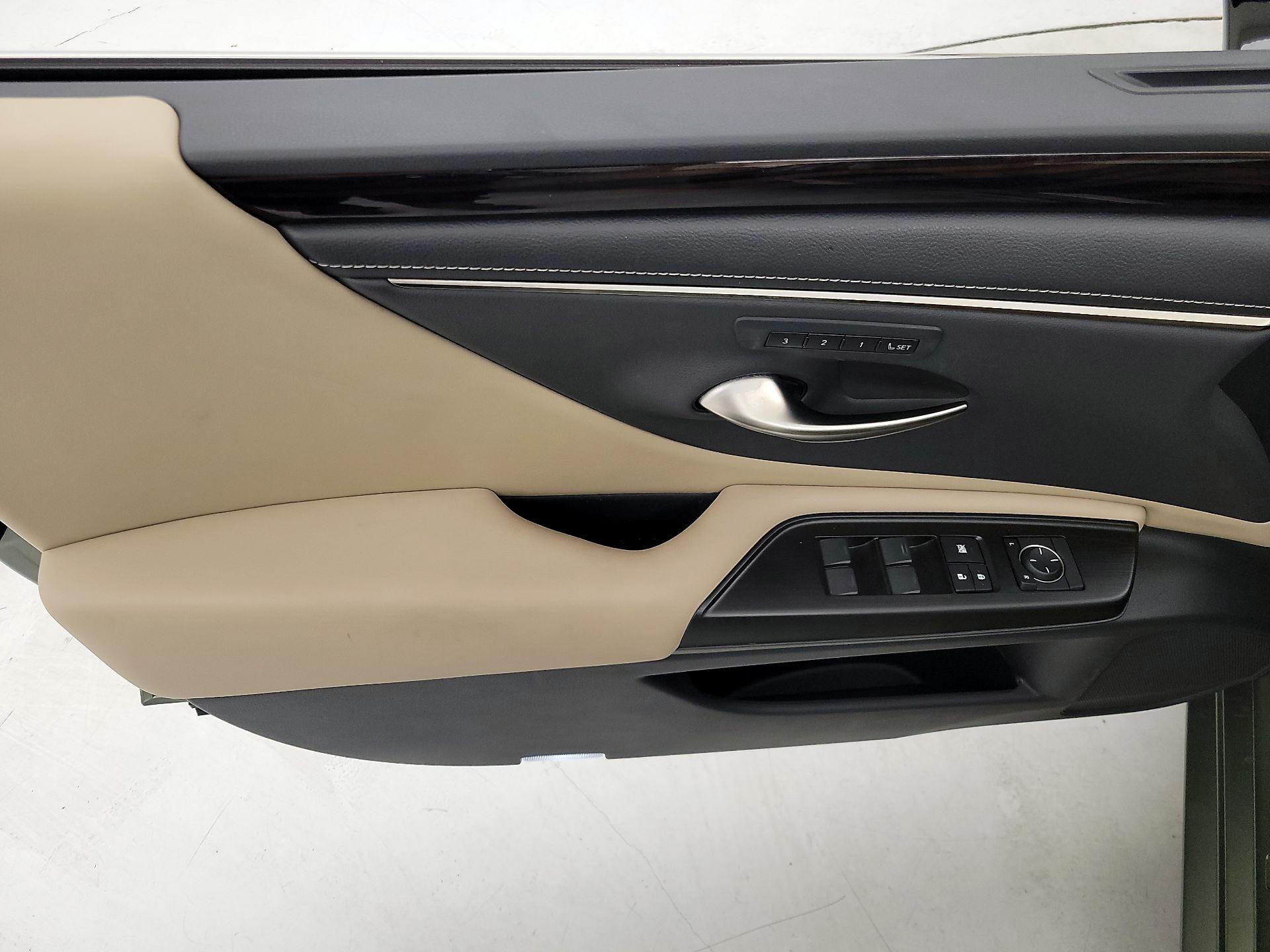 Thumbnail: 2019 Lexus ES - 12