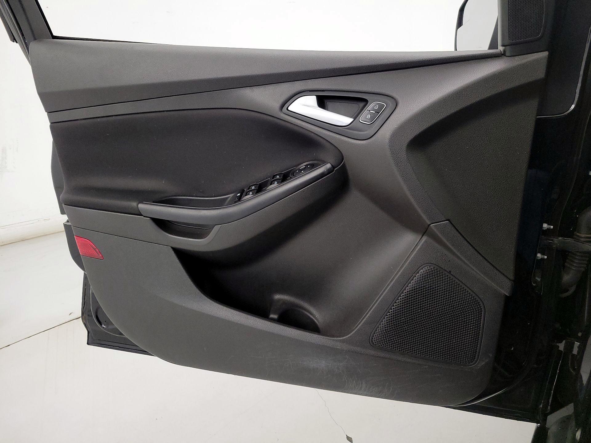 Thumbnail: 2016 Ford Focus - 12