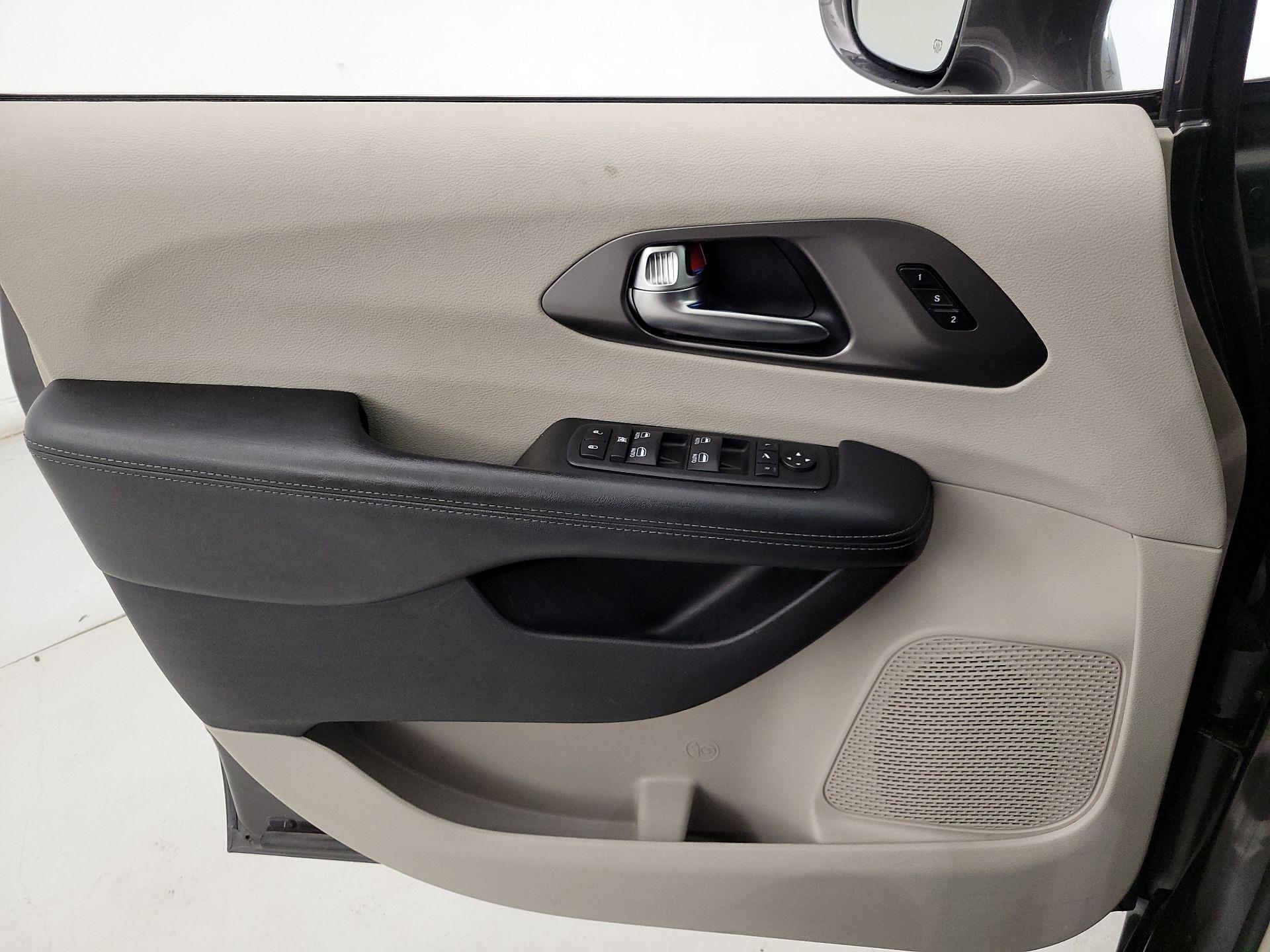 Thumbnail: 2019 Chrysler Pacifica - 12