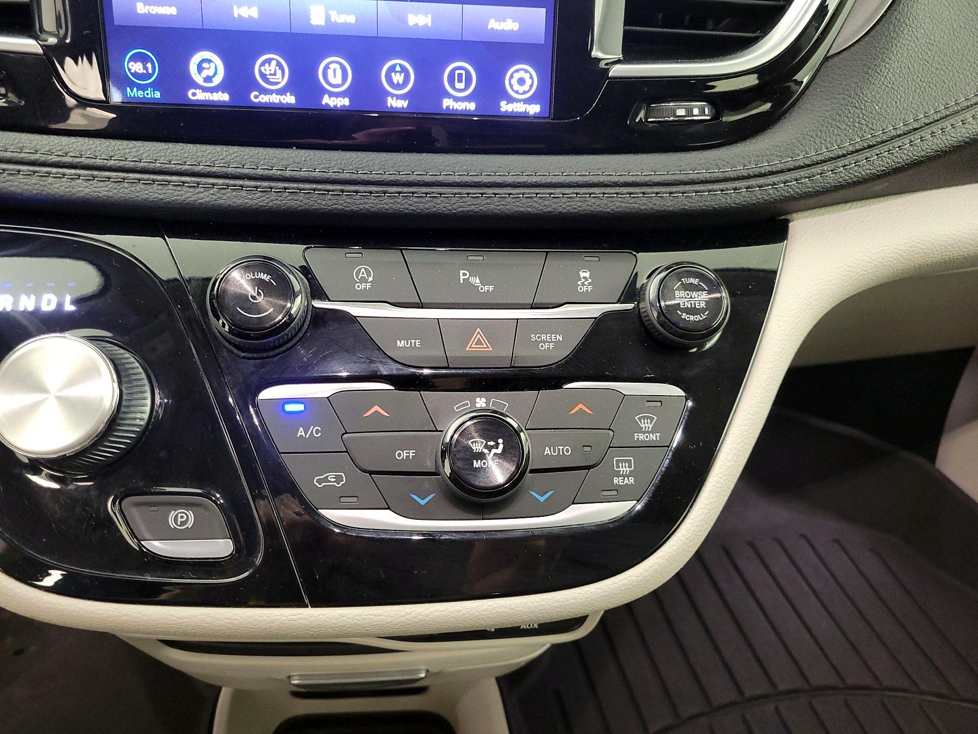 Thumbnail: 2019 Chrysler Pacifica - 17