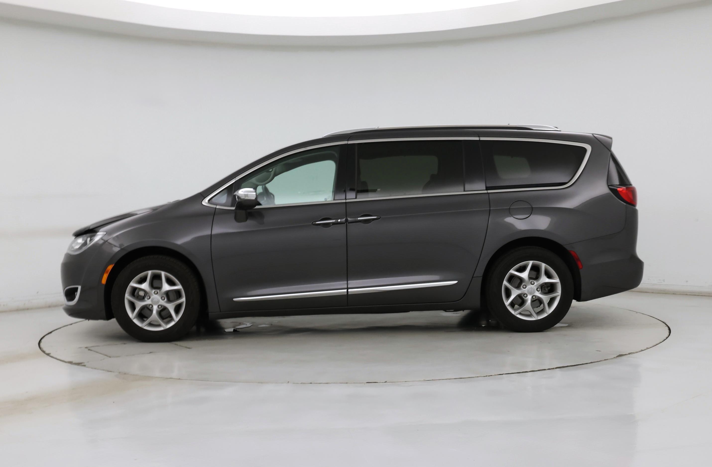 Thumbnail: 2019 Chrysler Pacifica - 3