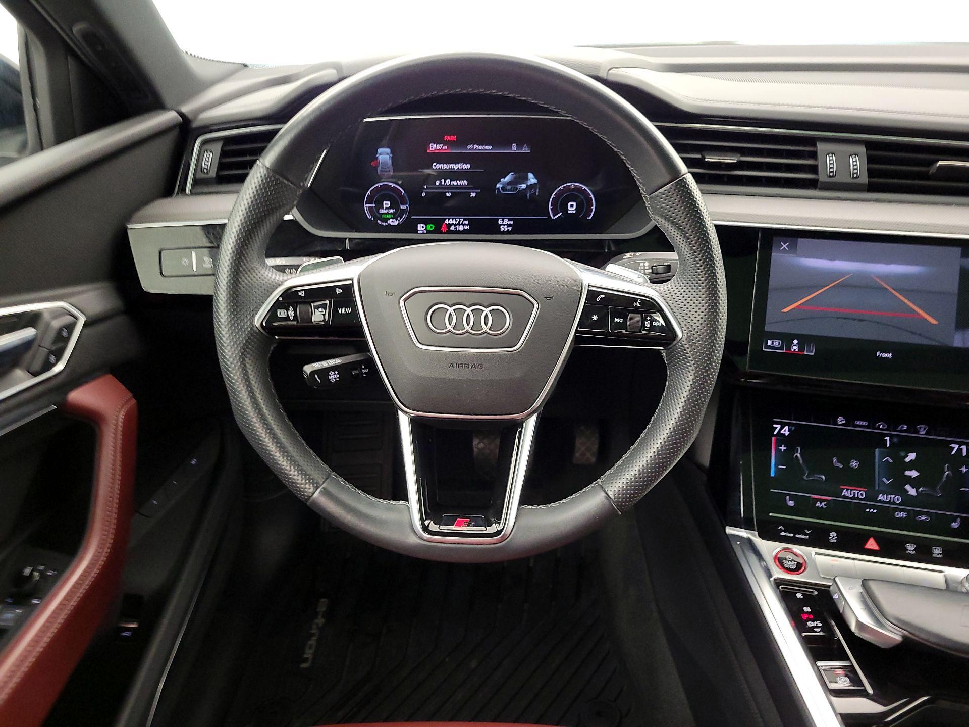 Thumbnail: 2022 Audi e-tron S - 10