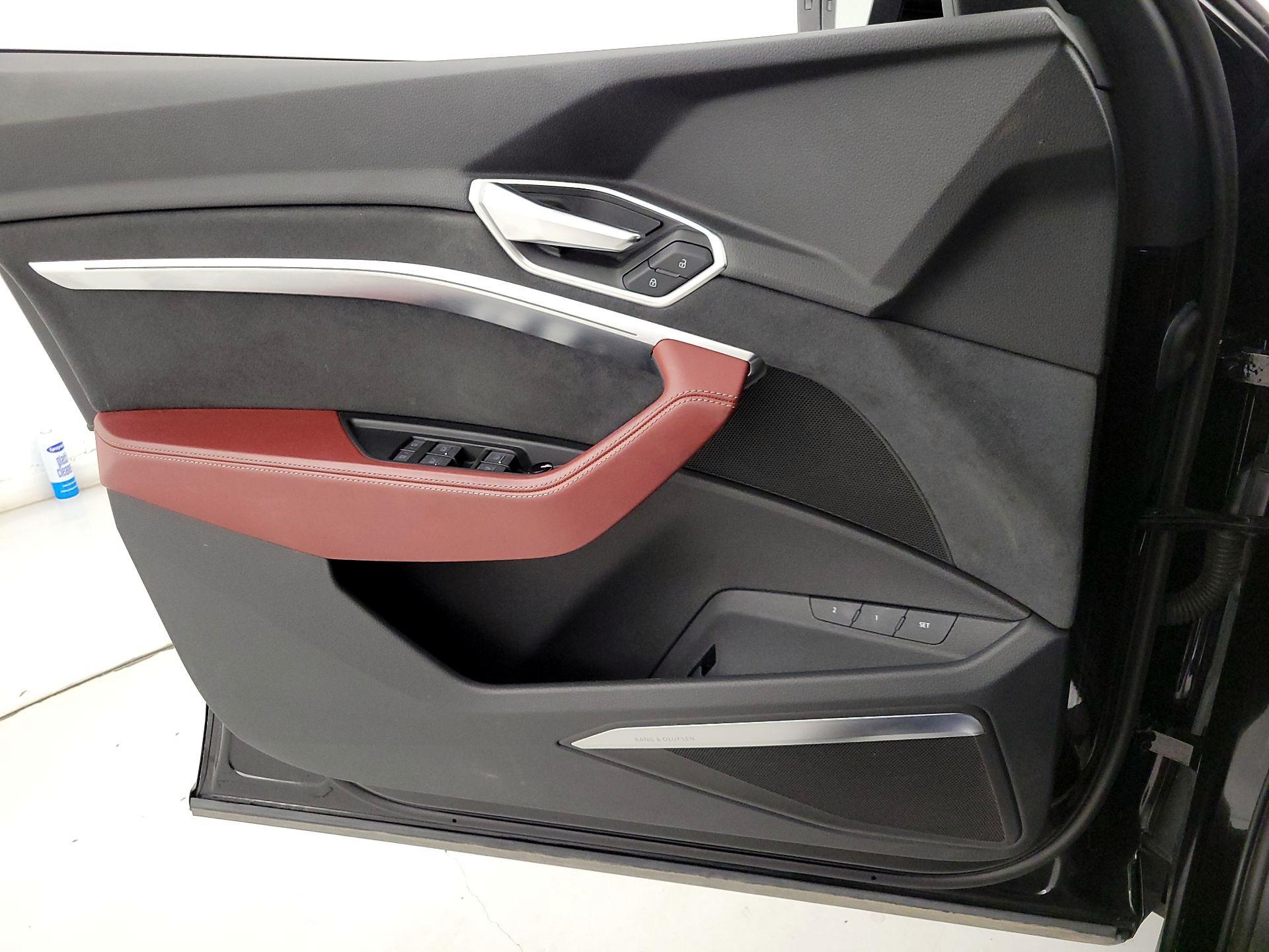 Thumbnail: 2022 Audi e-tron S - 12