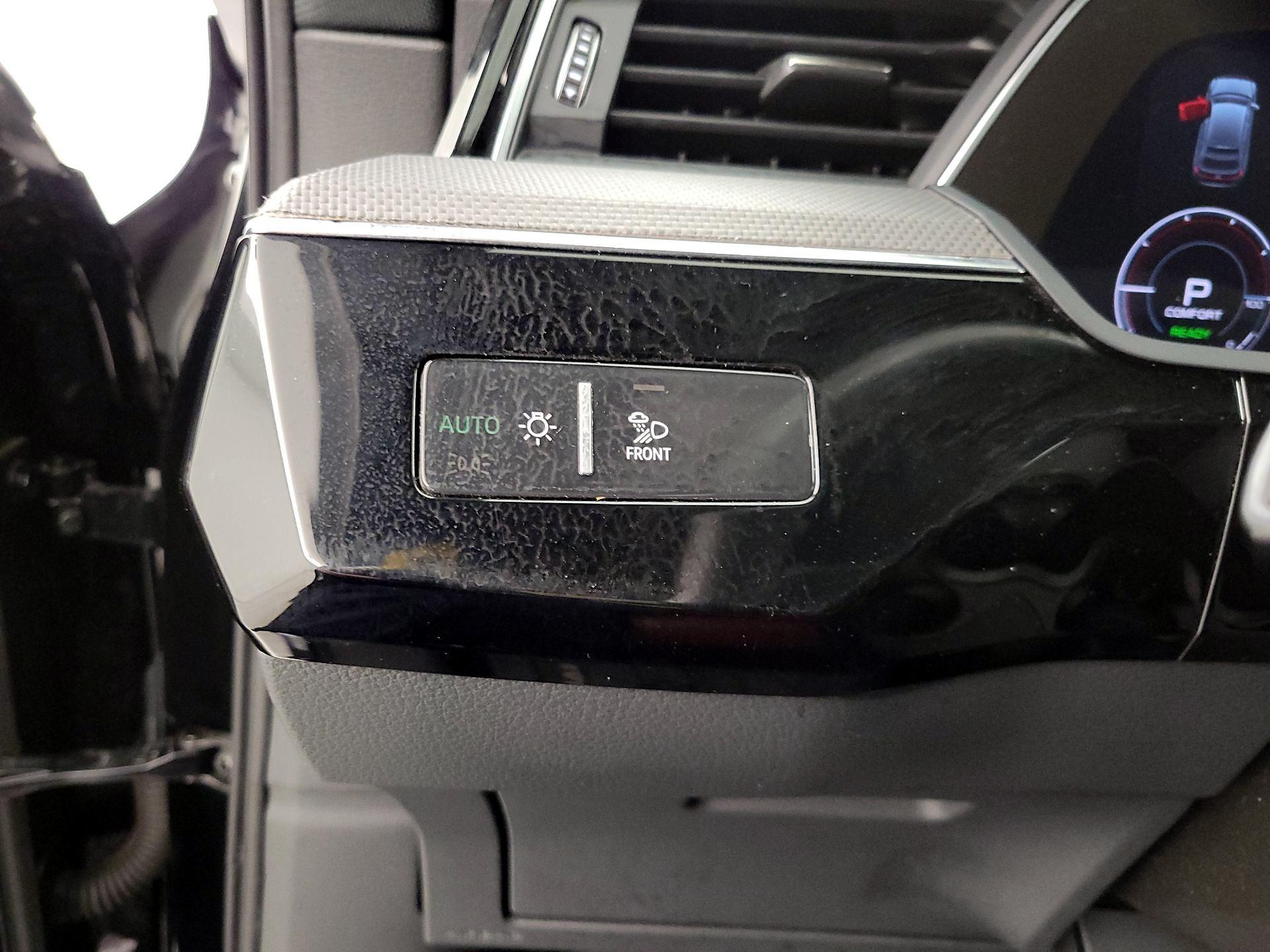 Thumbnail: 2022 Audi e-tron S - 13